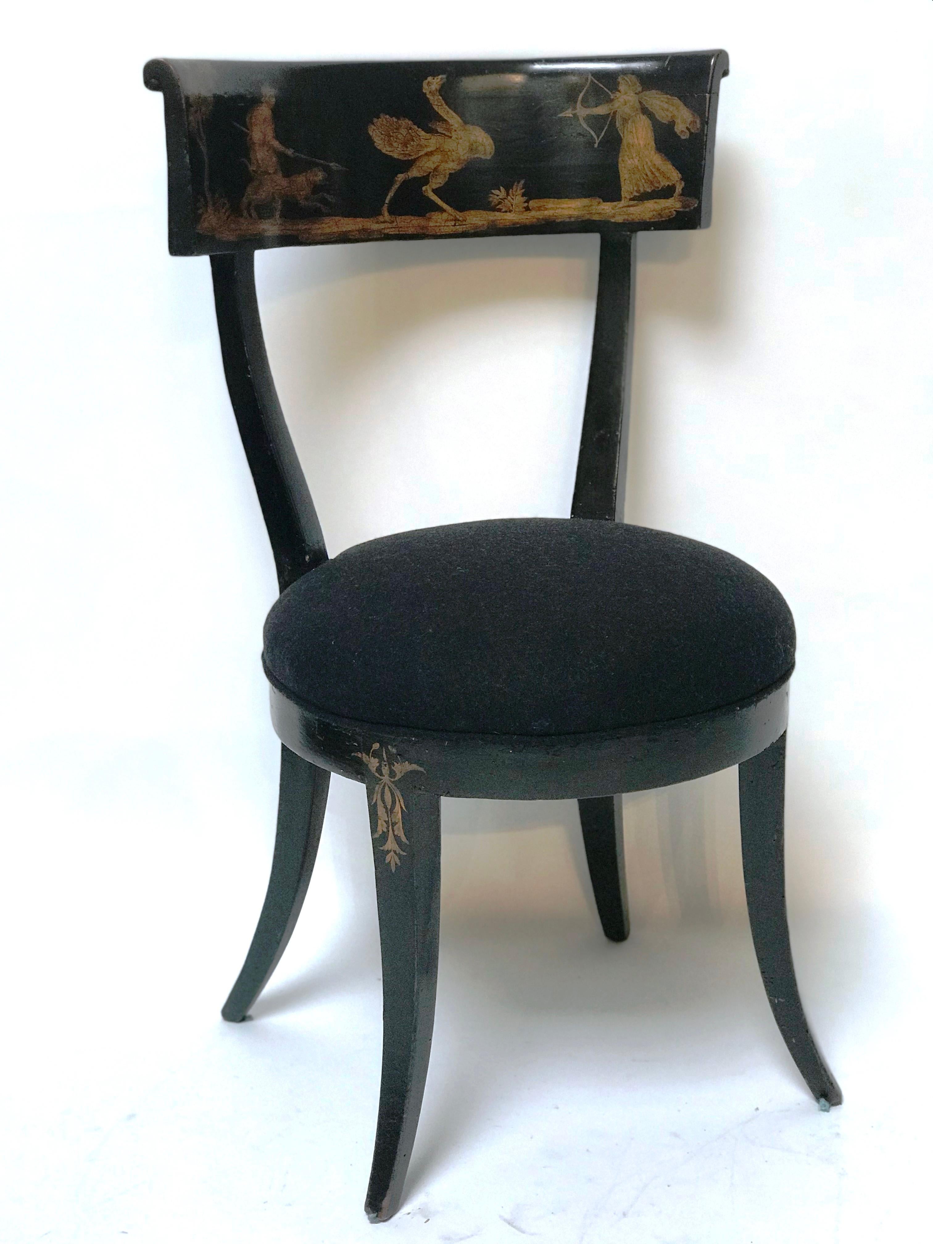 Late 18th Century Set of 4 Florentine Directoire Black Lacquer Saber Leg Chairs (Italienisch) im Angebot