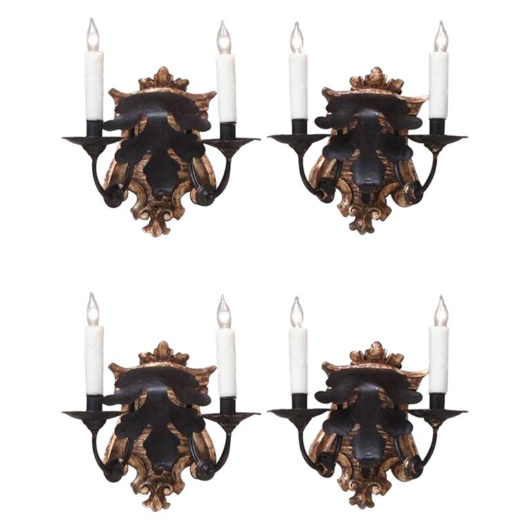 Set di quattro lampade barocche italiane a due bracci in legno dorato argentato della fine del XVIII secolo