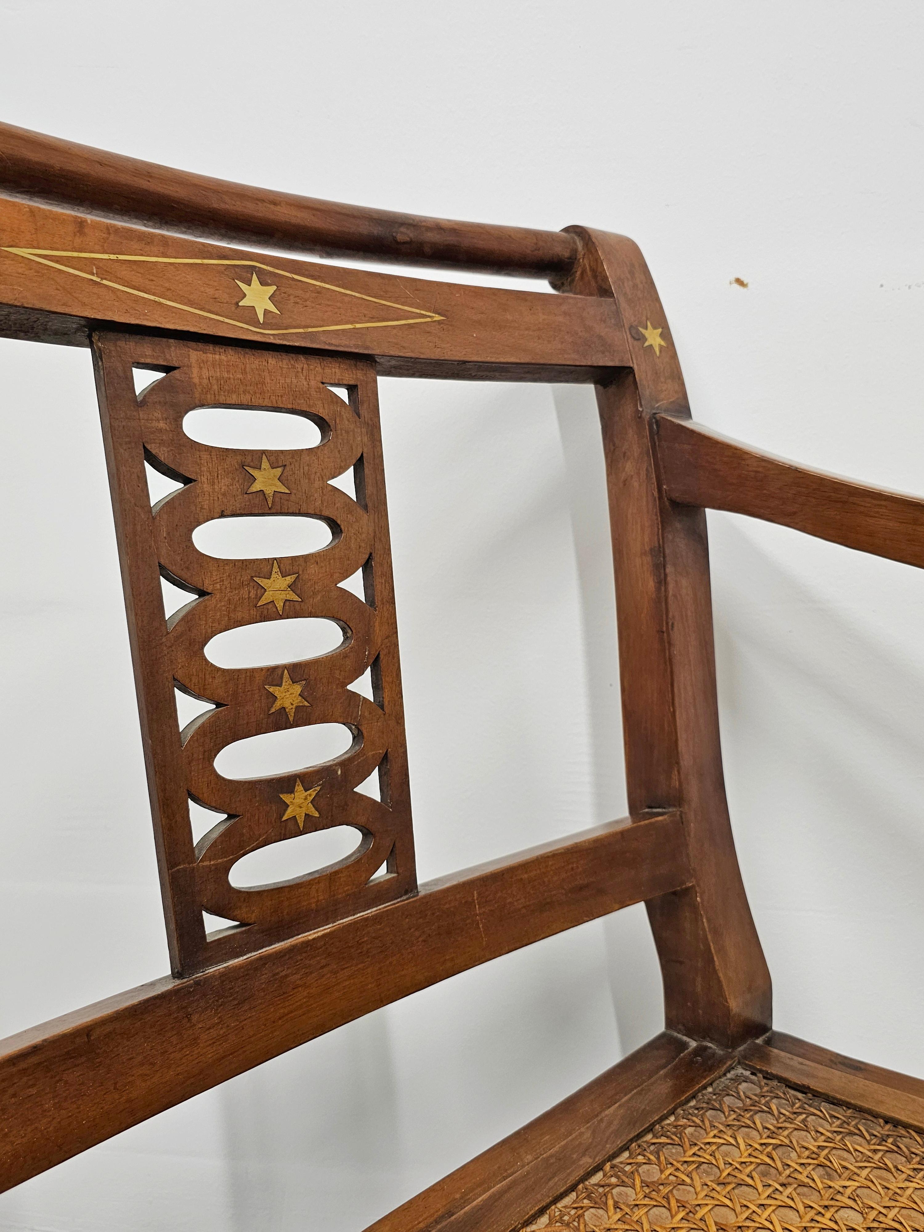 Ottone Divano della fine del XVIII secolo in stile Direttorio, realizzato in noce e con intarsi in ottone in vendita