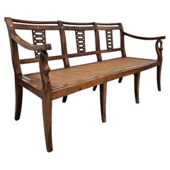 Canapé de style Directoire de la fin du XVIIIe siècle, en noyer et incrustation de laiton
