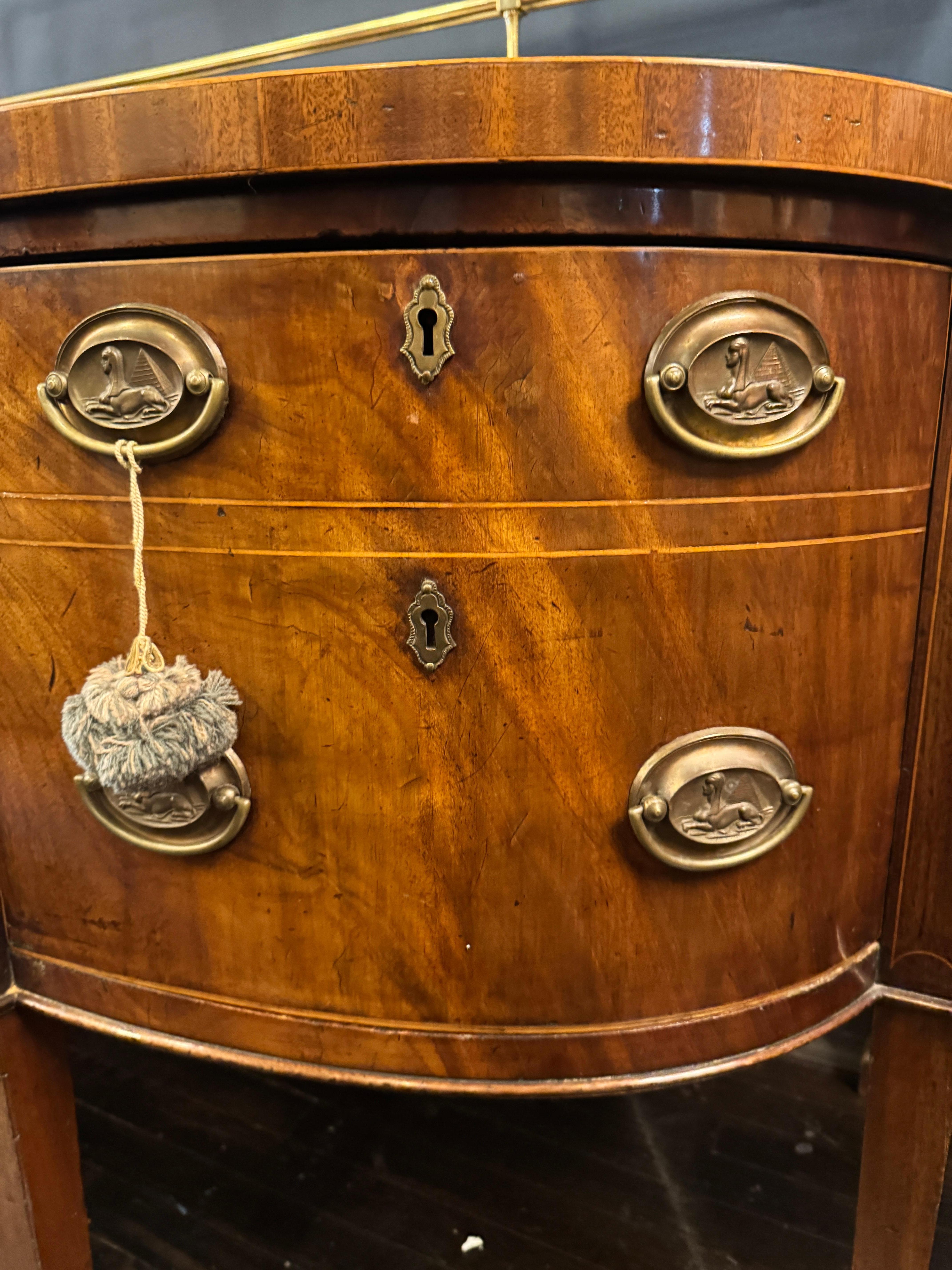 Inglese Credenza Sheraton inglese in mogano con guida in ottone della fine del XVIII secolo in vendita