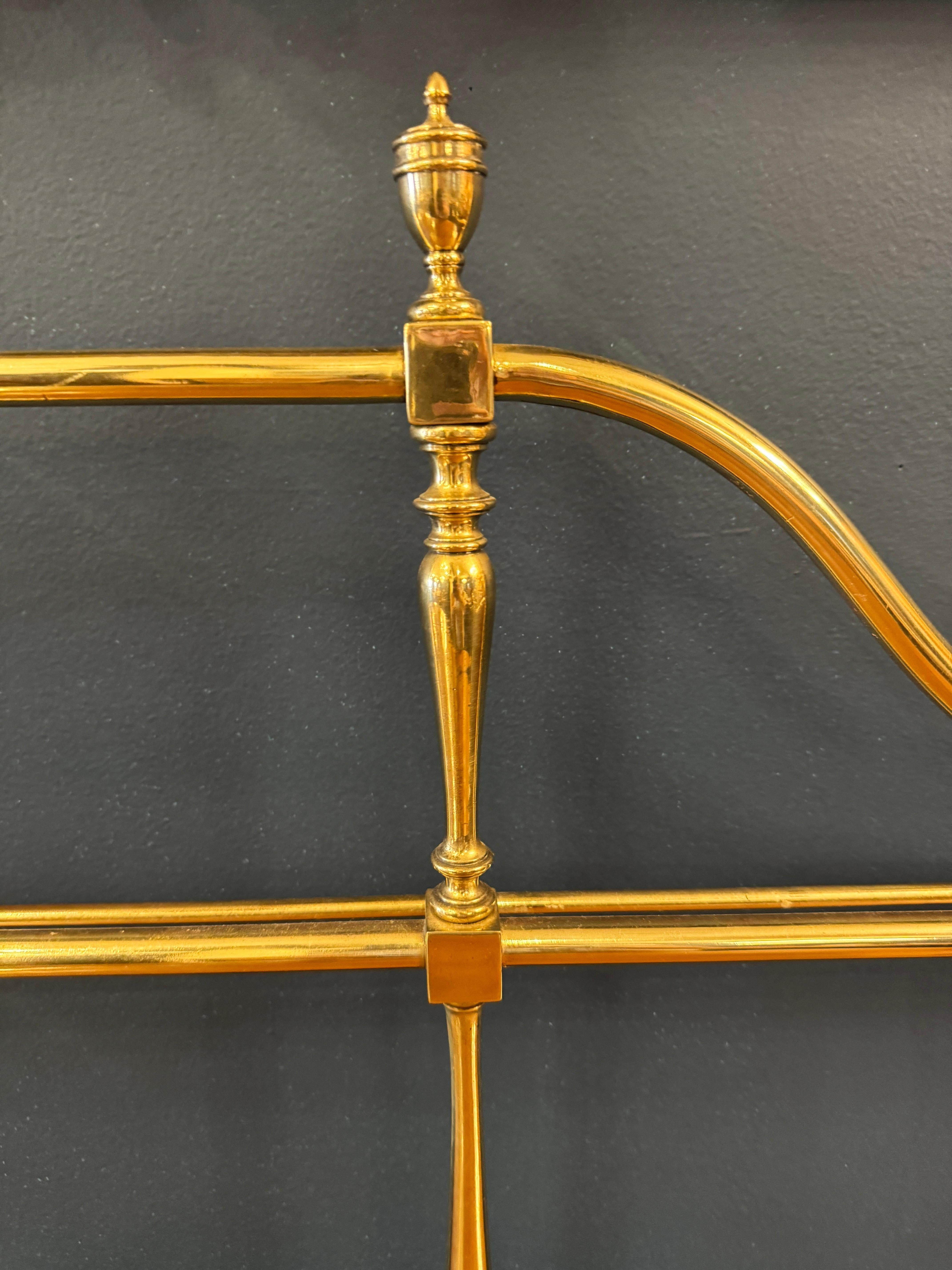 Ottone Credenza Sheraton inglese in mogano con guida in ottone della fine del XVIII secolo in vendita