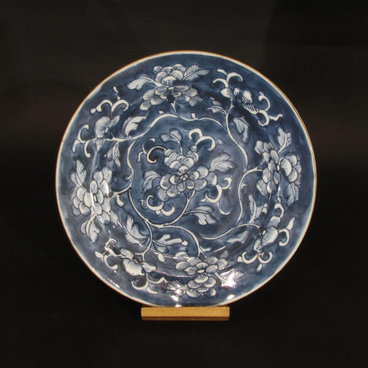 Set of six plates in Chinese porcelain, three of which painted with landscapes and three with blue monochromatic floral motifs.
In good condition, products for the local market.

MEASUREMENTS: Diameter cm 23.