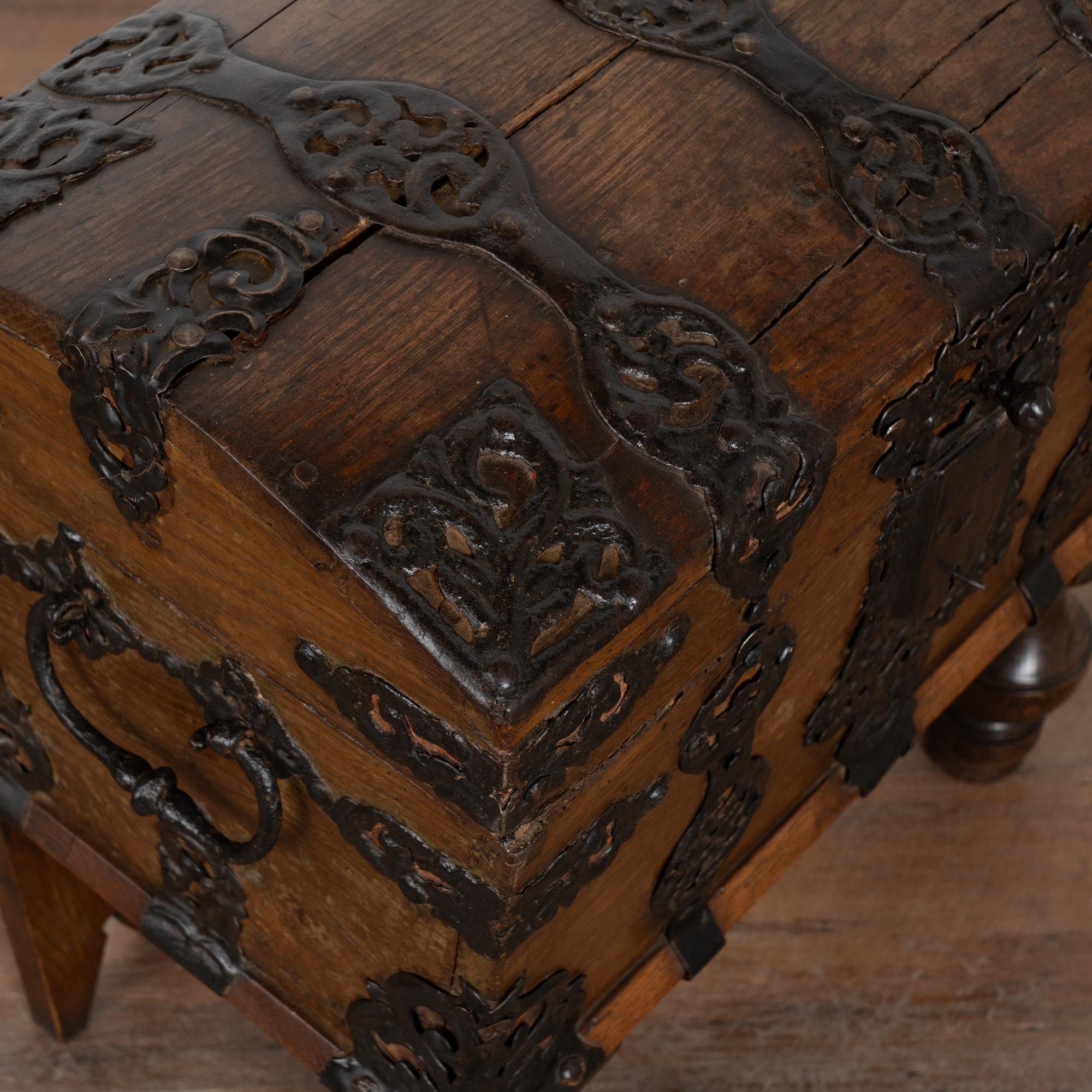 Late 18th Century Small Dome Top Oak Trunk on Stand, Sweden For Sale 2