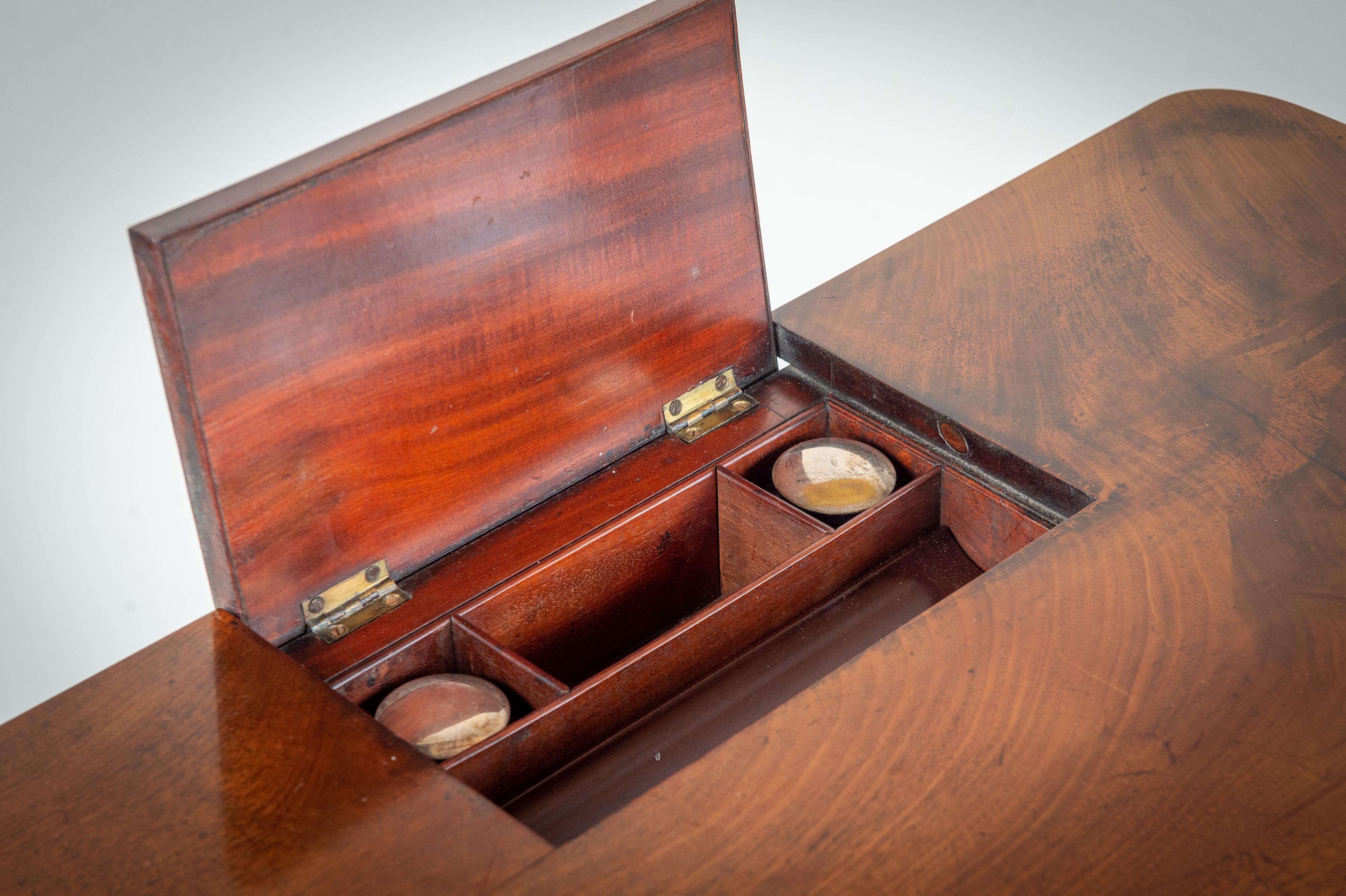 Kleiner Damen-Mahagoni-Schreibtisch aus dem späten 18. Jahrhundert mit Tintentopf und Brunnen (George III.) im Angebot
