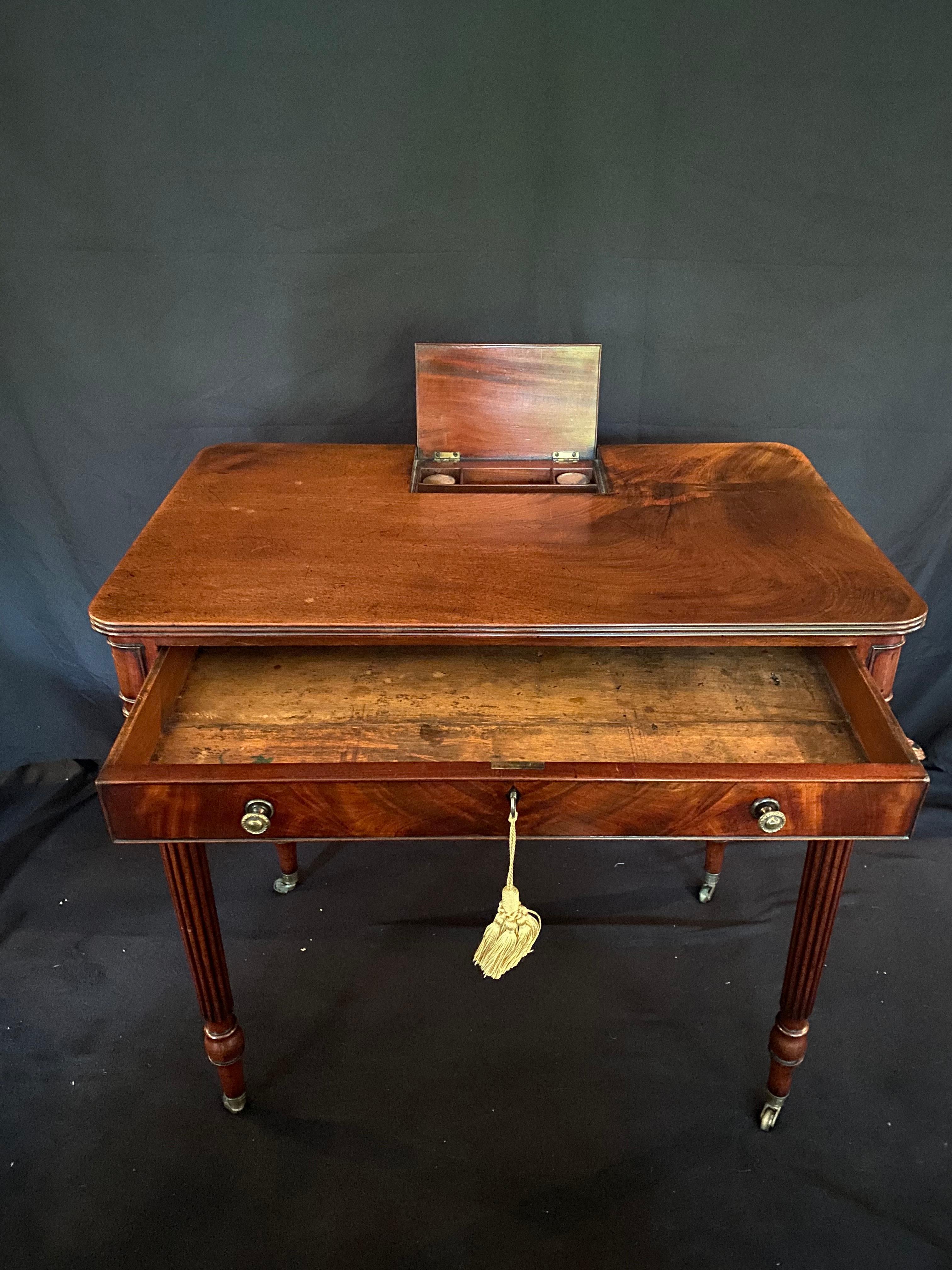 Kleiner Damen-Mahagoni-Schreibtisch aus dem späten 18. Jahrhundert mit Tintentopf und Brunnen im Zustand „Gut“ im Angebot in Shrewsbury, GB