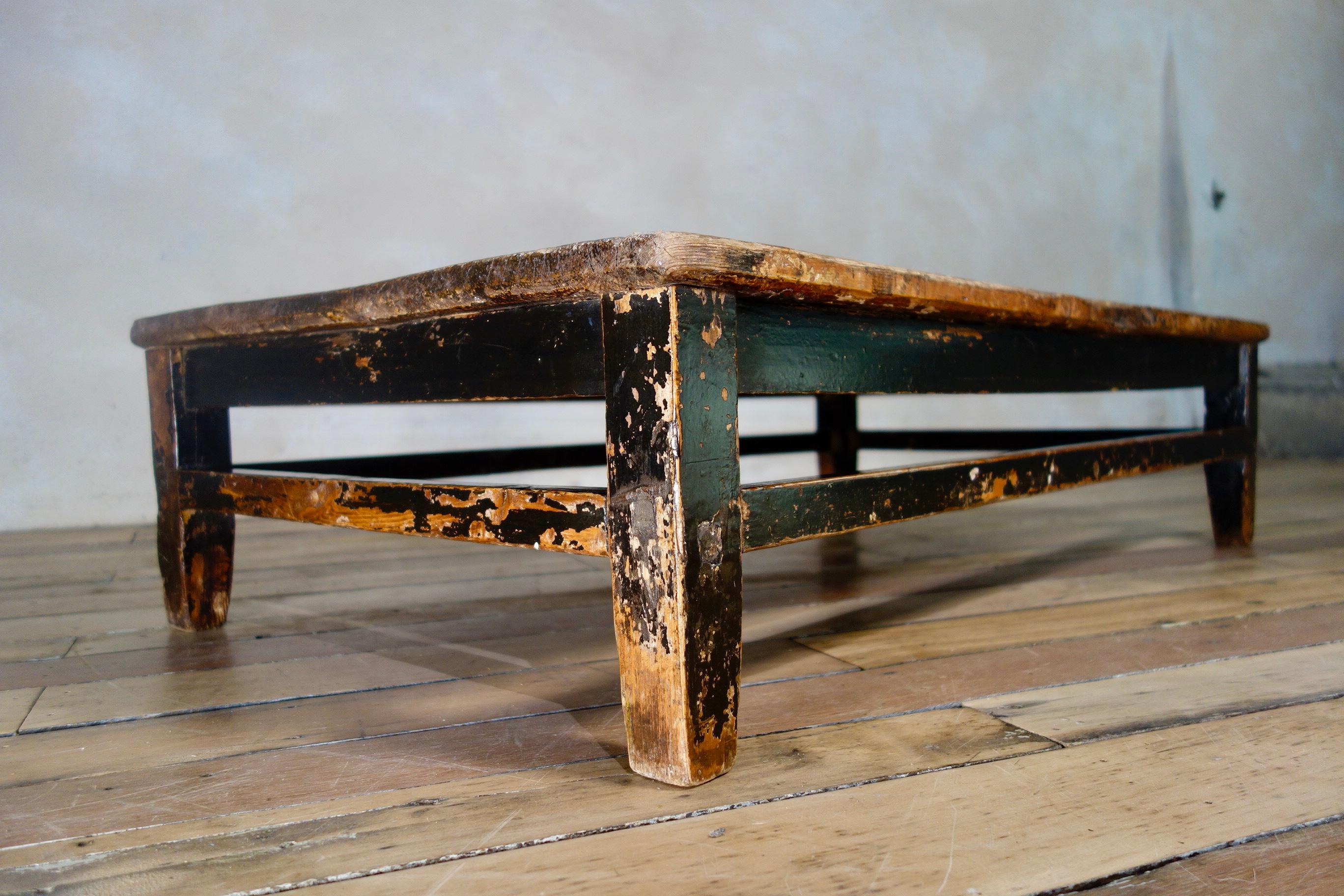 An unusual late 18th century oriental black lacquer coffee table, the overall design appears to be highly influenced from furniture belonging to the 'Ming dynasty' known for its clean, elegant lines with gracefully curved details.

This low coffee