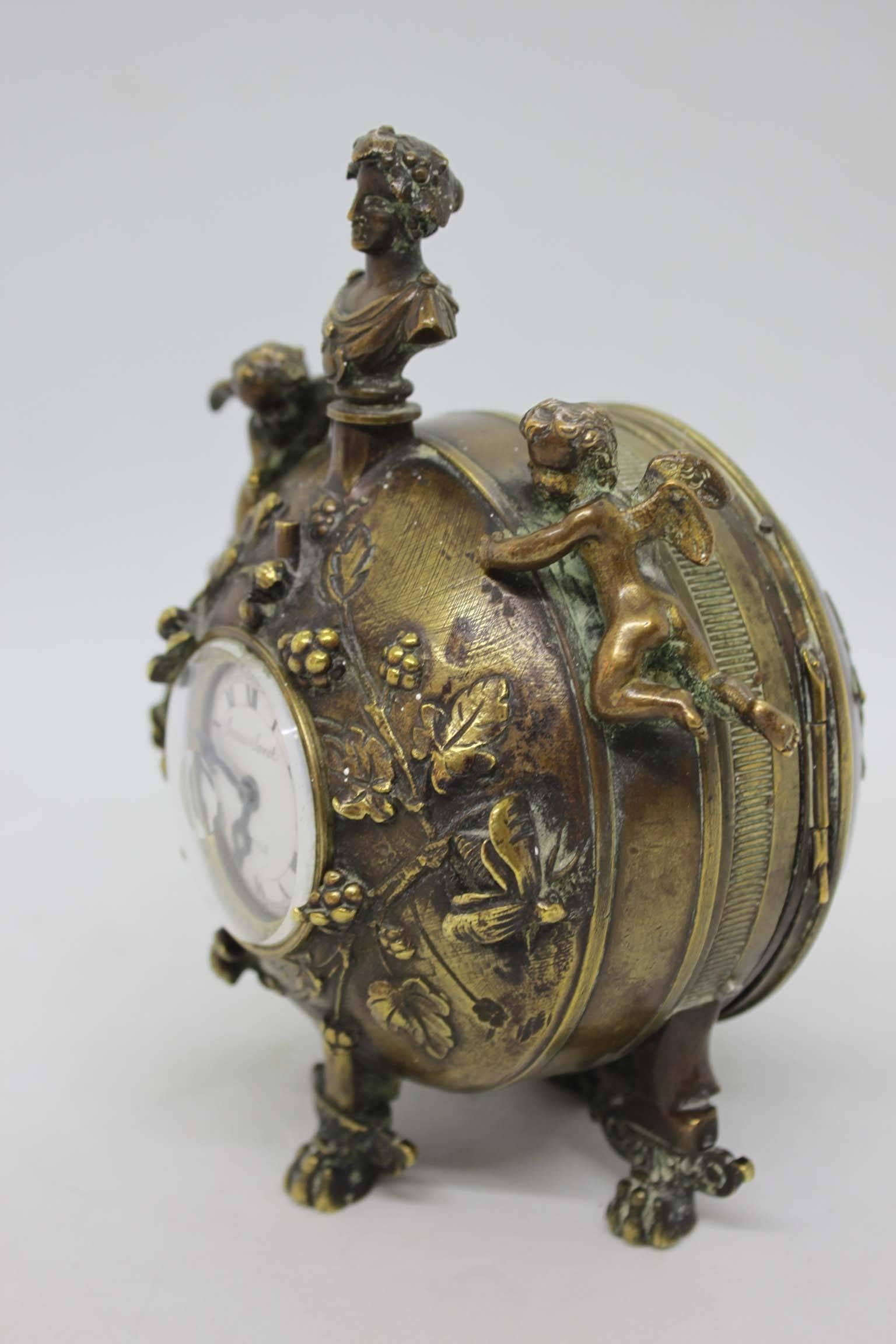 Small round bronze clock signed Isaac Soret & Fils, late 18th century with a female bust on top, two cherubs on the sides. Claw feet. Slight marks
Dimensions: Diameter 13cm, height 16cm.