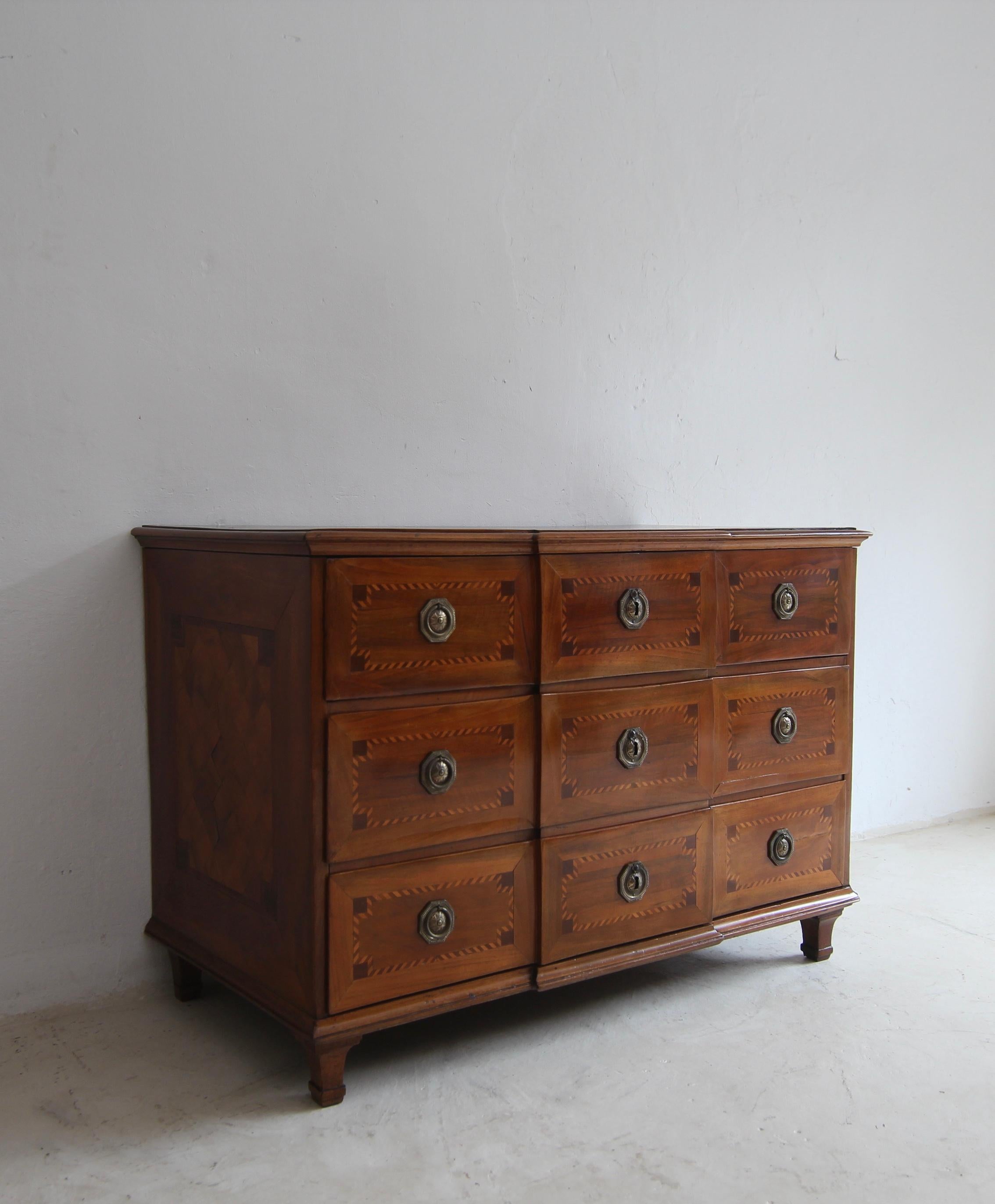 Cómoda Luis XVI de nogal del sur de Alemania de finales del siglo XVIII con marquetería Madera frutal en venta