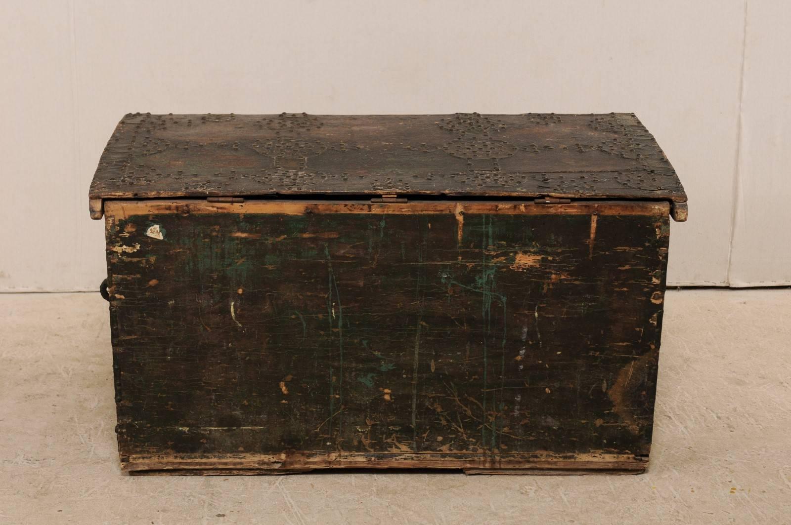 Spanischer Barockholz-Koffer aus dem späten 18. Jahrhundert mit Messingnagelkopf-Schmuck im Angebot 6