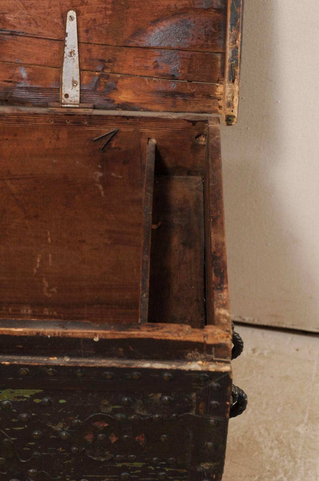 Spanischer Barockholz-Koffer aus dem späten 18. Jahrhundert mit Messingnagelkopf-Schmuck im Angebot 4