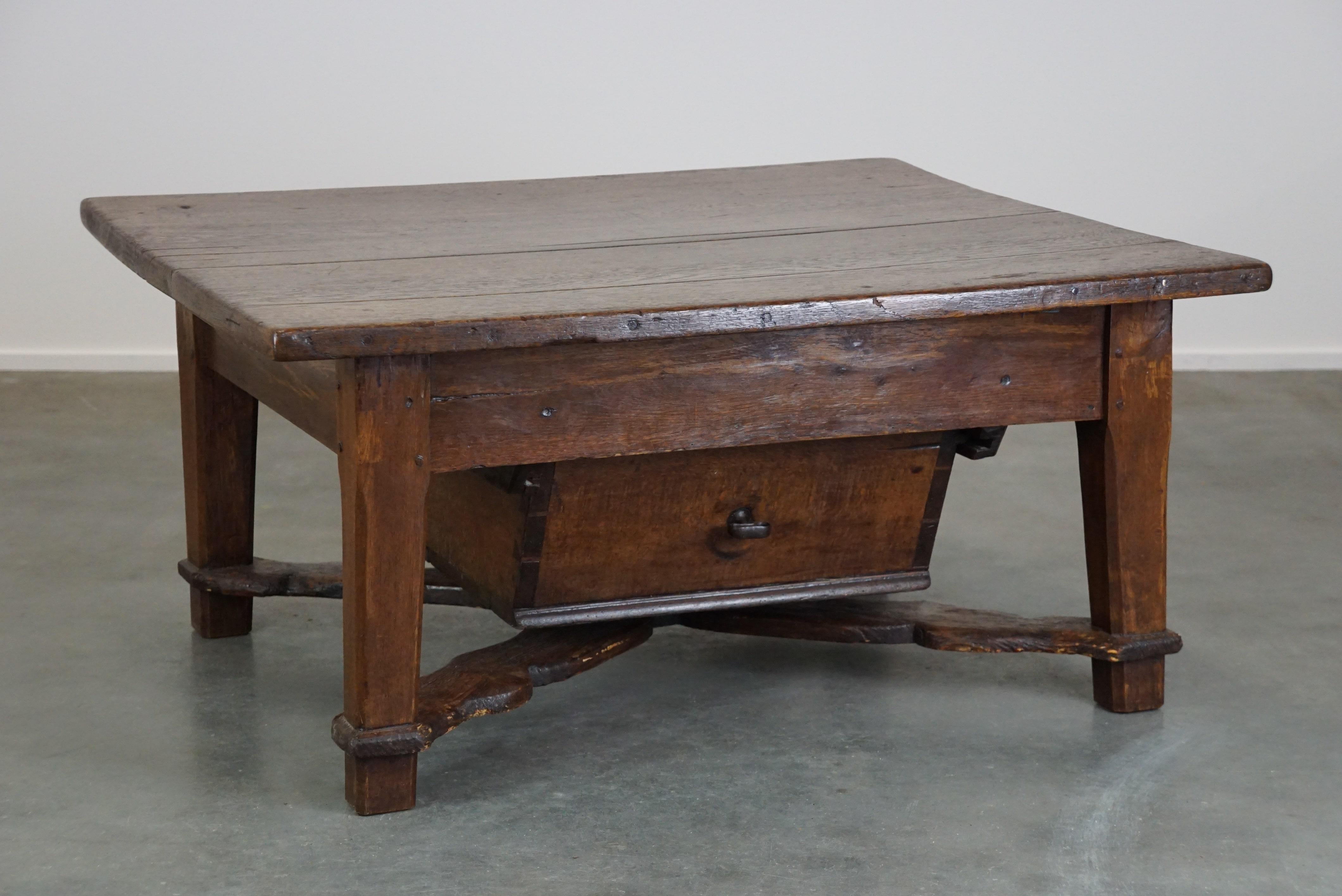 Offered: this very beautiful late 18th-century Spanish coffee table with a deep drawer and a beautiful patina.

This lovely and practical antique coffee table is a valuable addition to almost any interior. With its beautiful appearance and spacious