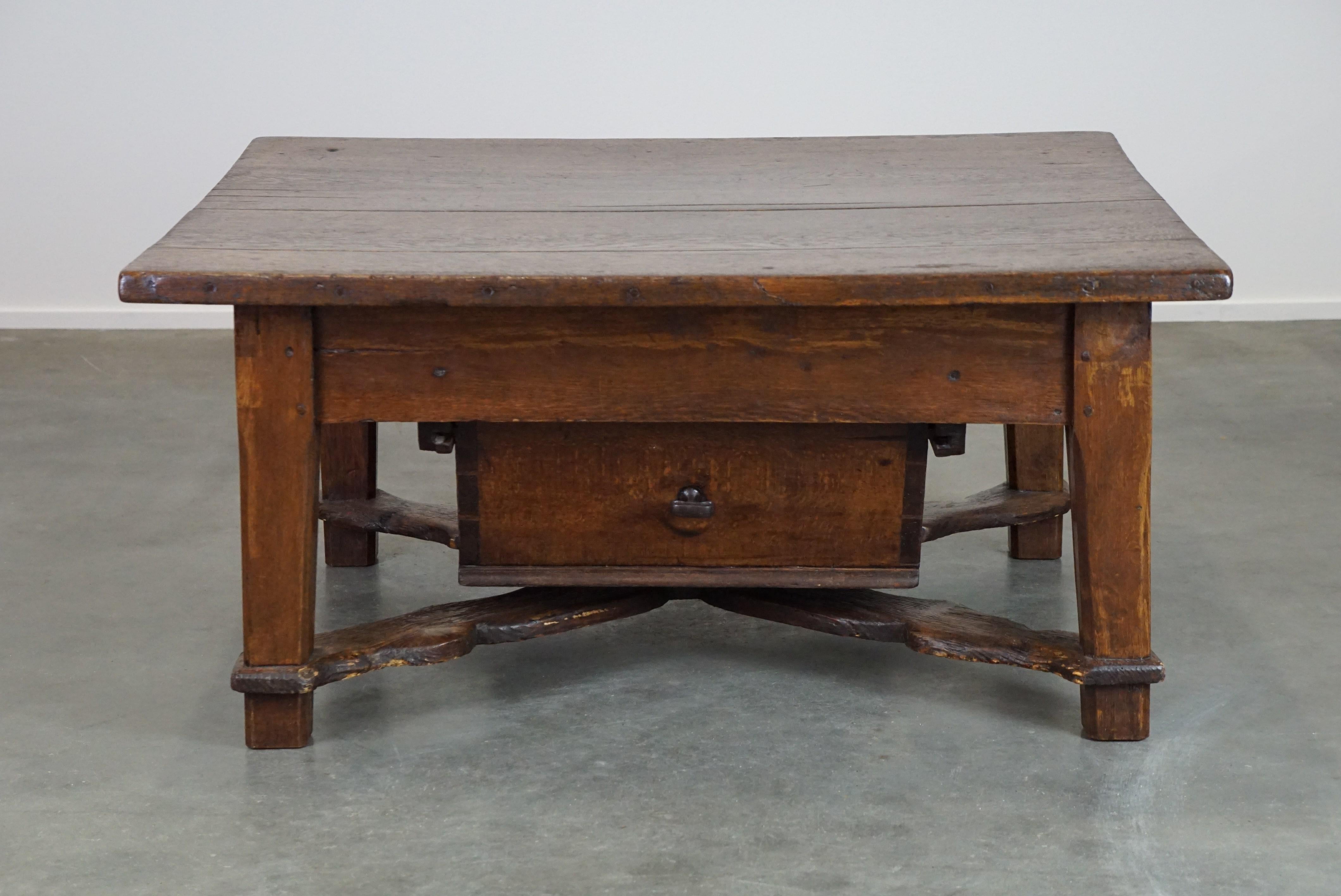 Hand-Crafted Late 18th-century Spanish coffee table with deep drawer and a beautiful patina For Sale