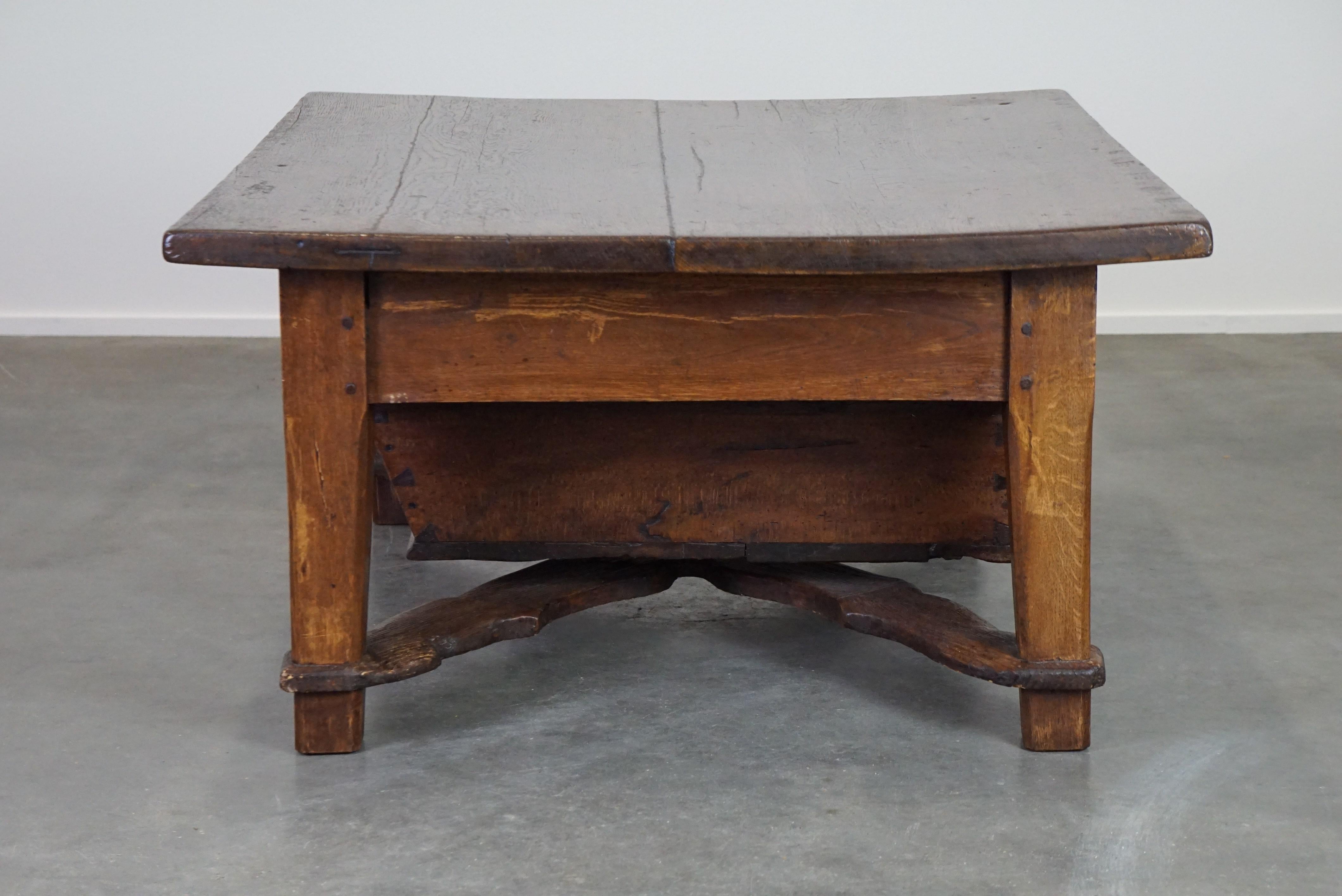 Late 18th-century Spanish coffee table with deep drawer and a beautiful patina For Sale 1