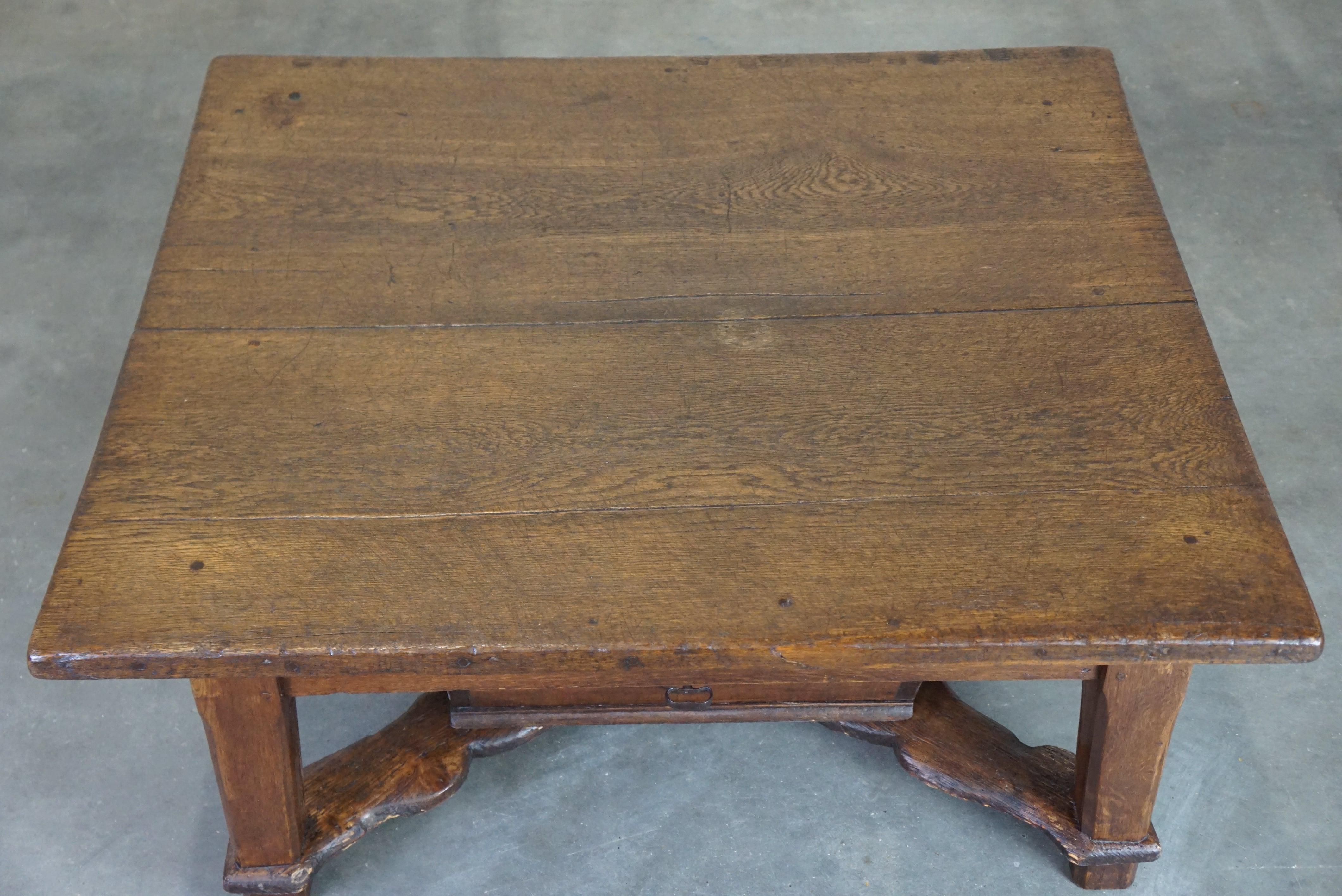 Late 18th-century Spanish coffee table with deep drawer and a beautiful patina For Sale 2