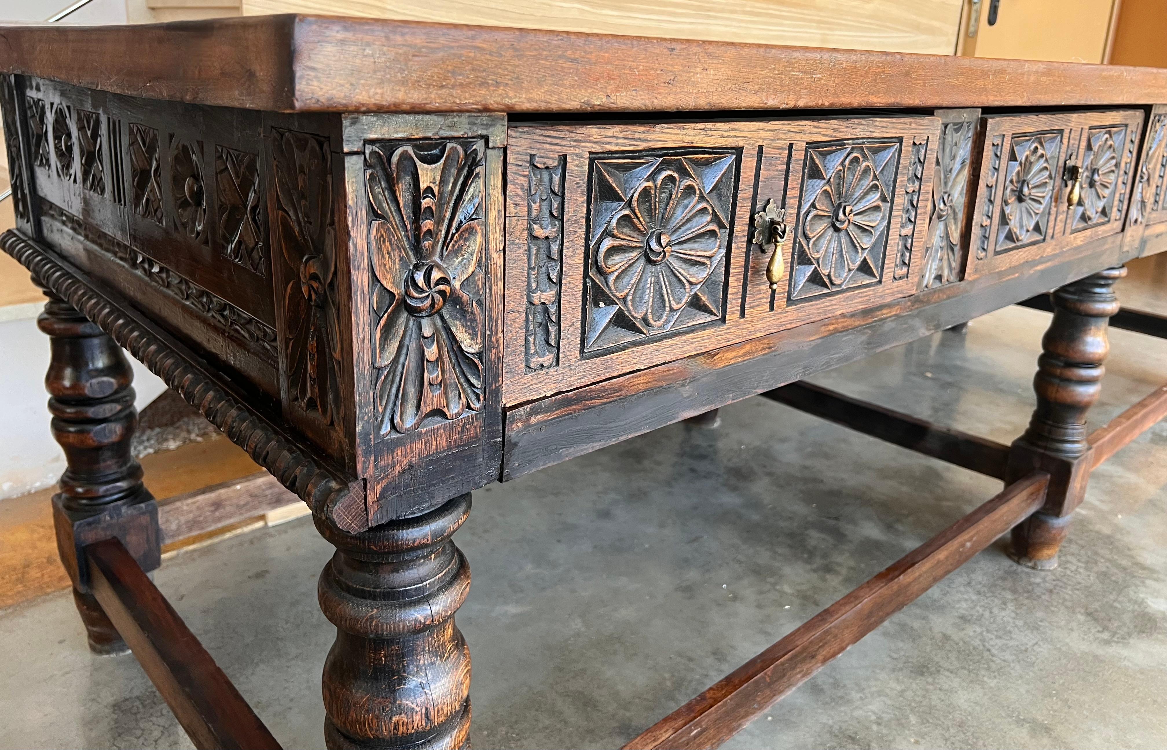 Table de réfectoire ou table de ferme espagnole de la fin du XVIIIe siècle avec quatre tiroirs en vente 4