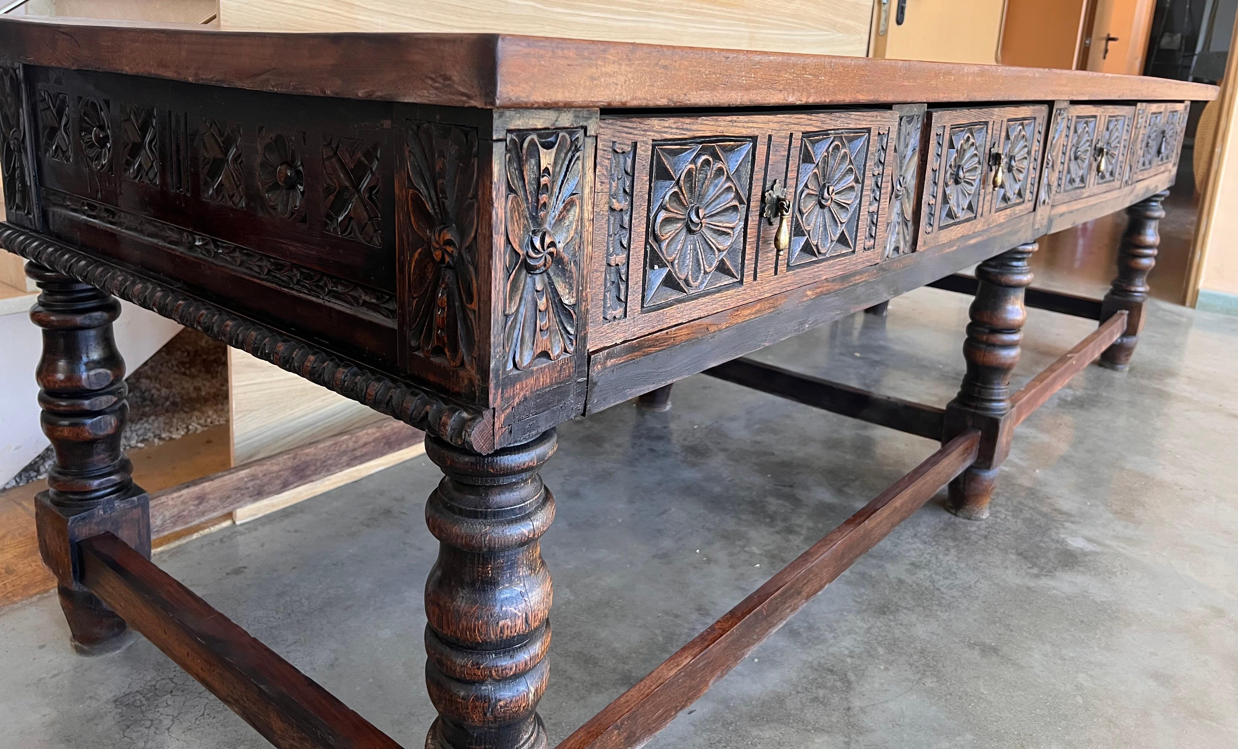 Table de réfectoire ou table de ferme espagnole de la fin du XVIIIe siècle avec quatre tiroirs en vente 5