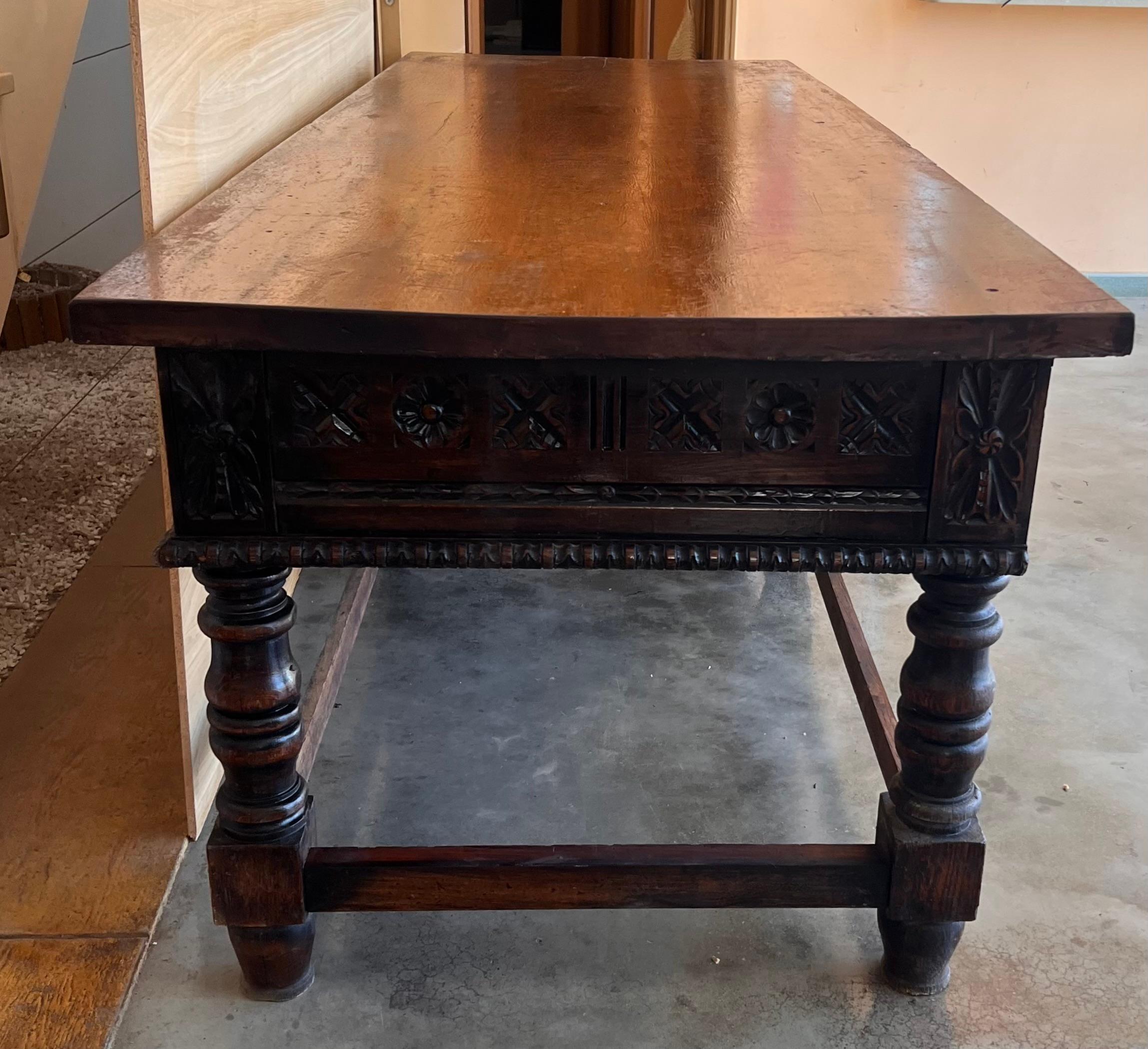 Table de réfectoire ou table de ferme espagnole de la fin du XVIIIe siècle avec quatre tiroirs en vente 6