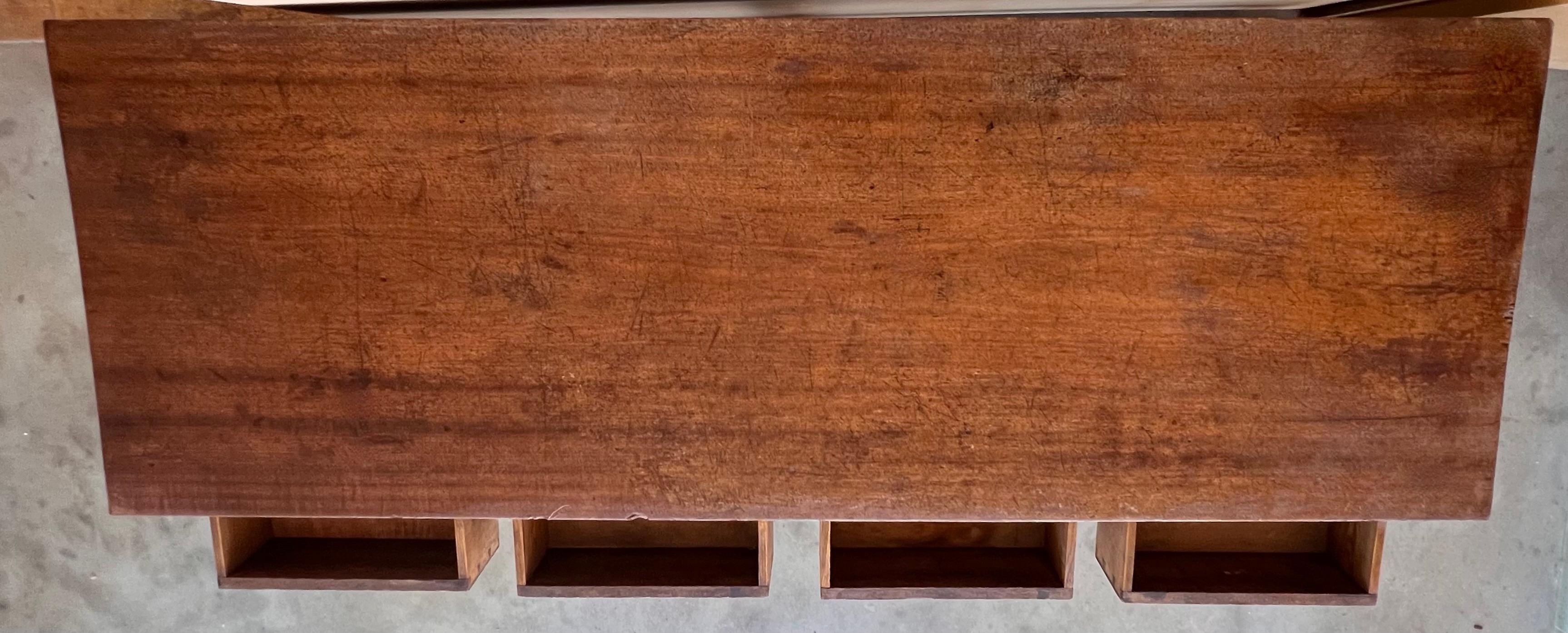 Table de réfectoire ou table de ferme espagnole de la fin du XVIIIe siècle avec quatre tiroirs en vente 11