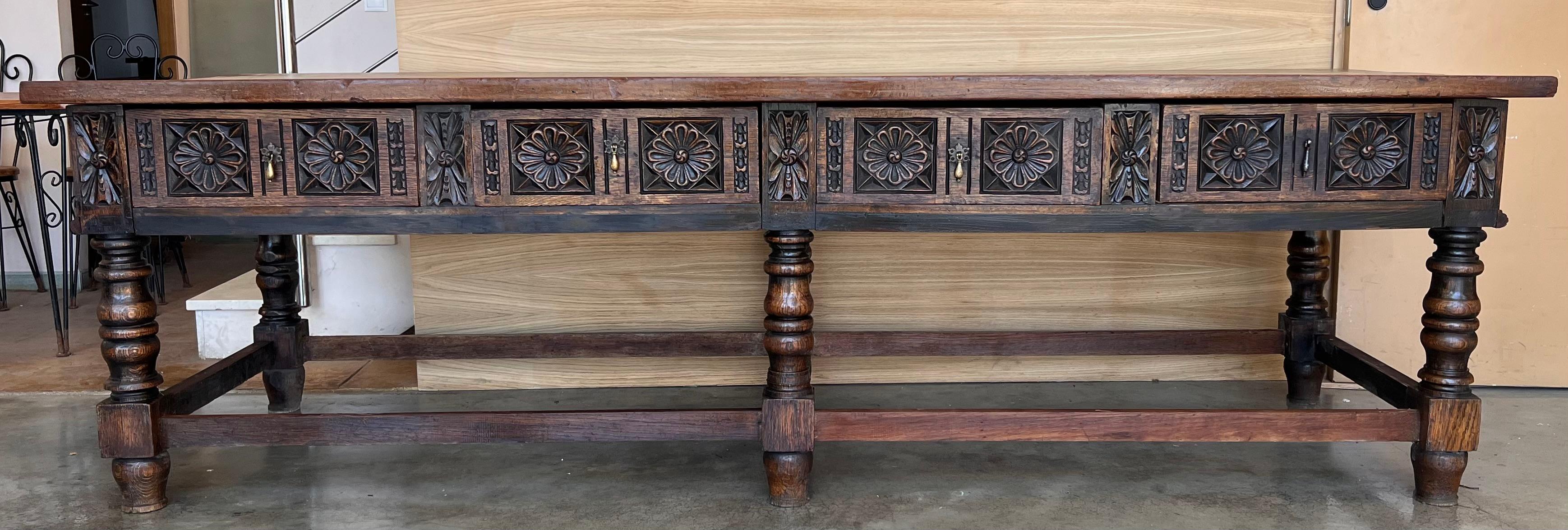 Baroque Table de réfectoire ou table de ferme espagnole de la fin du XVIIIe siècle avec quatre tiroirs en vente
