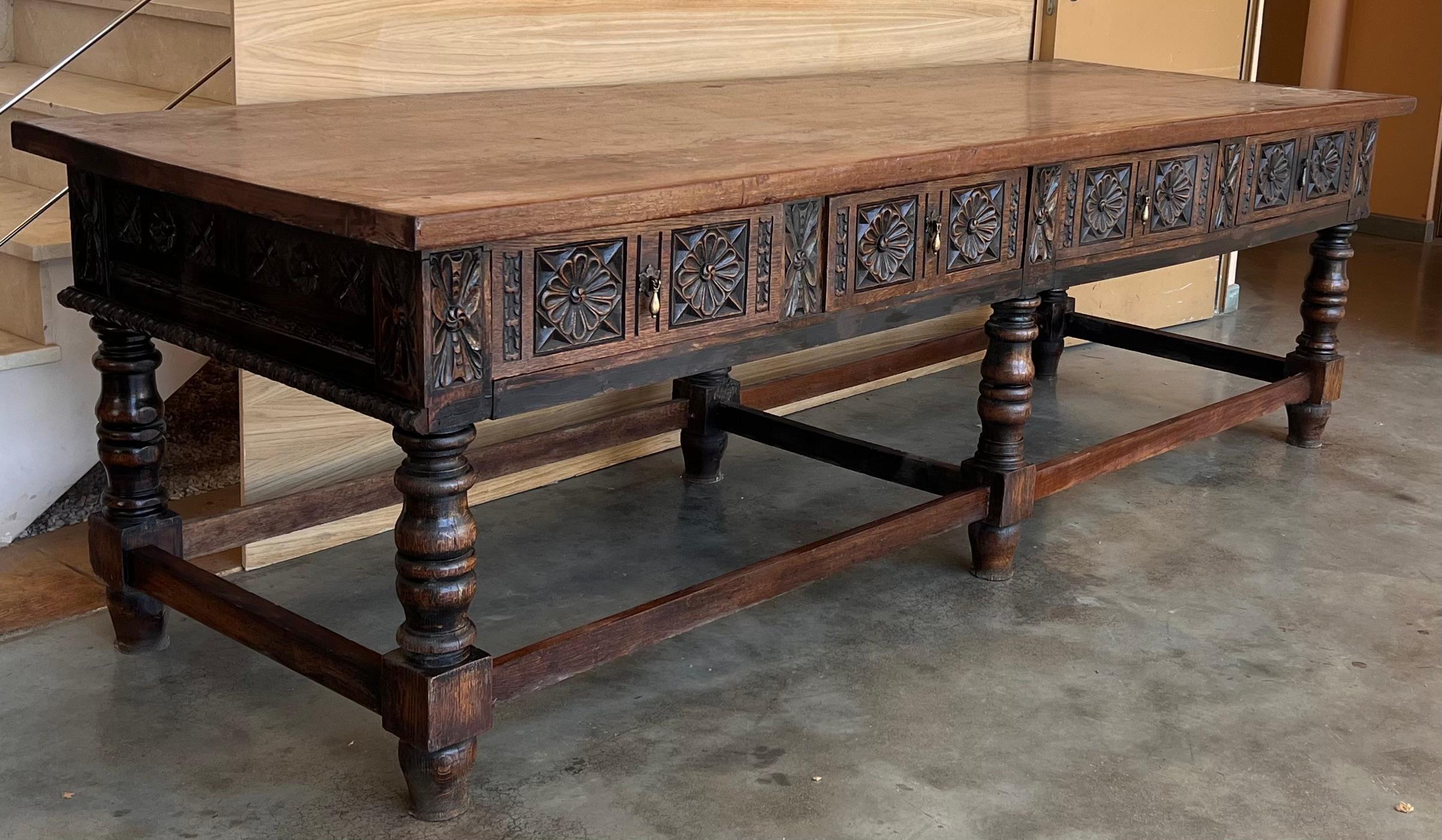 Noyer Table de réfectoire ou table de ferme espagnole de la fin du XVIIIe siècle avec quatre tiroirs en vente