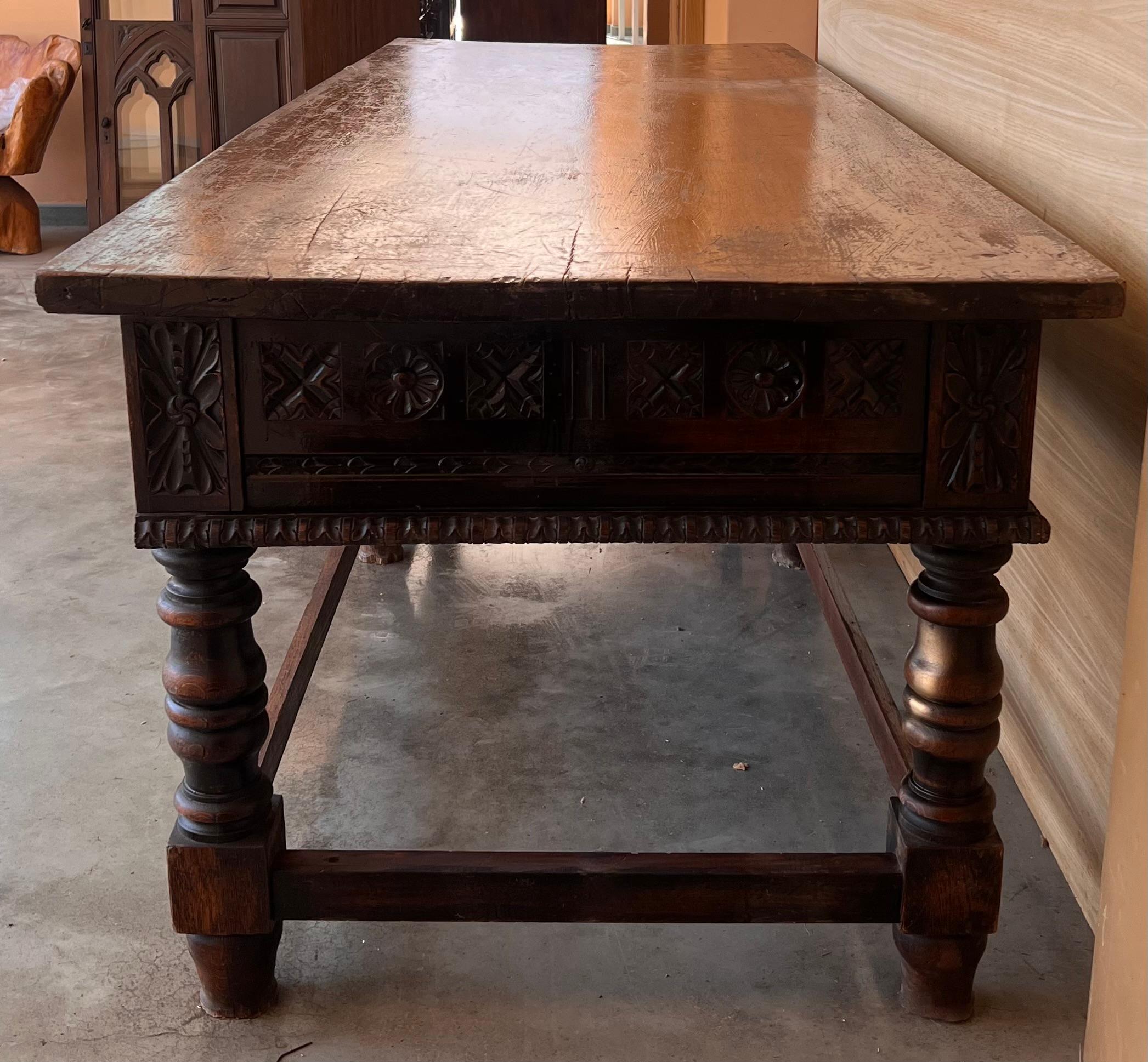 Table de réfectoire ou table de ferme espagnole de la fin du XVIIIe siècle avec quatre tiroirs en vente 2