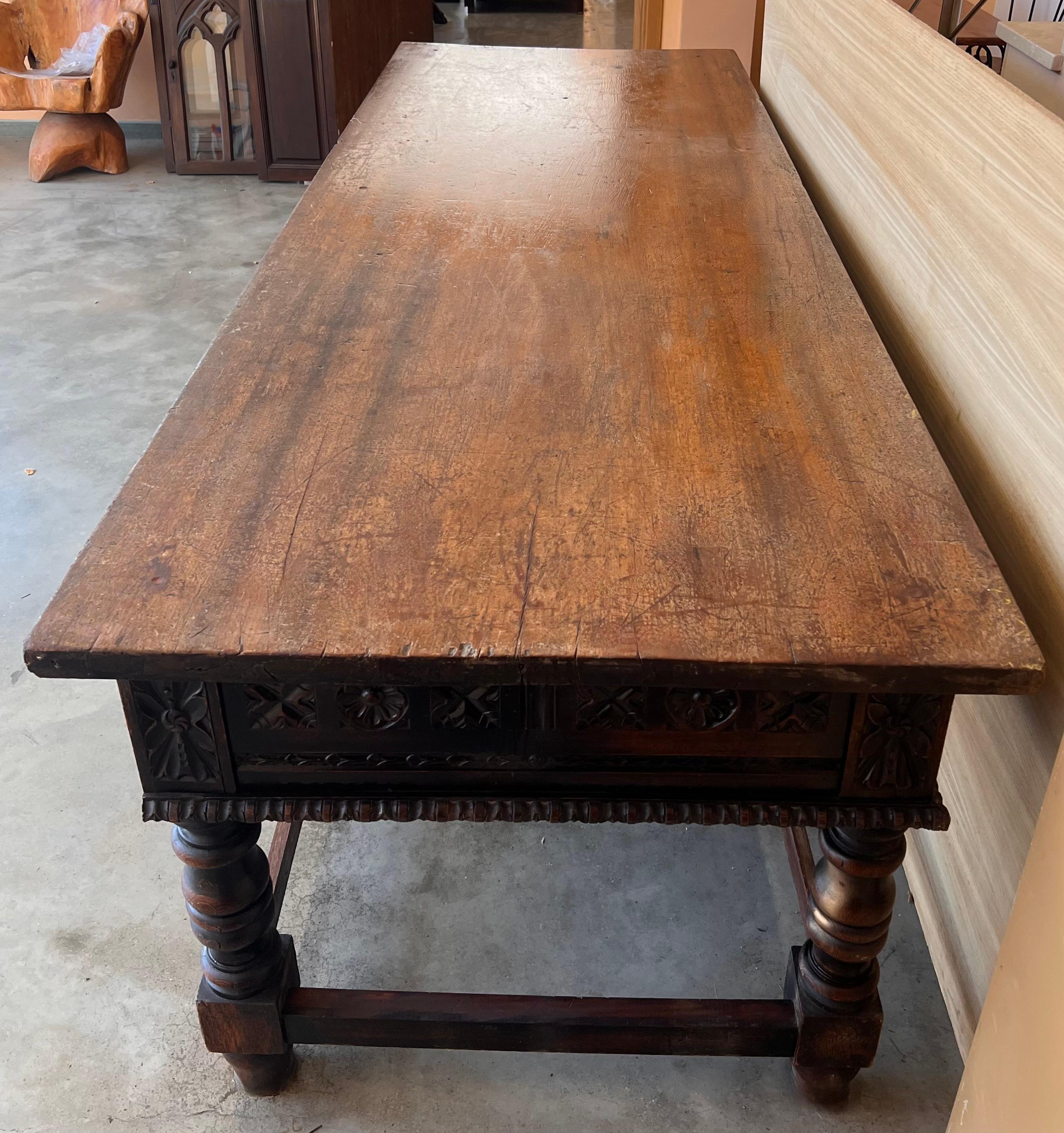 Table de réfectoire ou table de ferme espagnole de la fin du XVIIIe siècle avec quatre tiroirs en vente 3