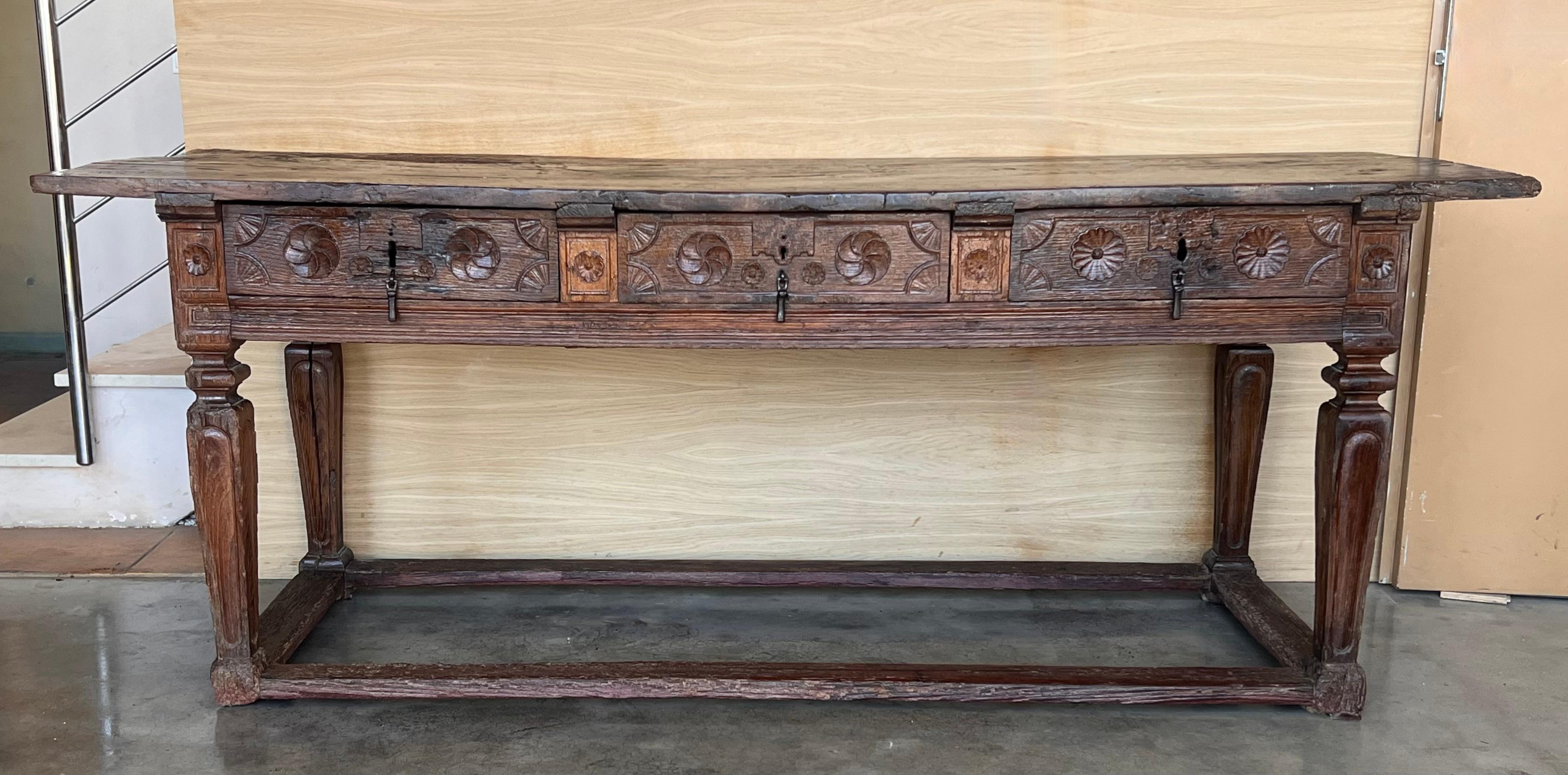 Tavolo da refettorio spagnolo del XVIII secolo, pezzo unico. Bellissima console. Impressionante tavolo da fattoria con tre cassetti
Intagli geometrici sul davanti e su tutti i lati con ferramenta in ferro nei cassetti.
La parte posteriore è uguale a