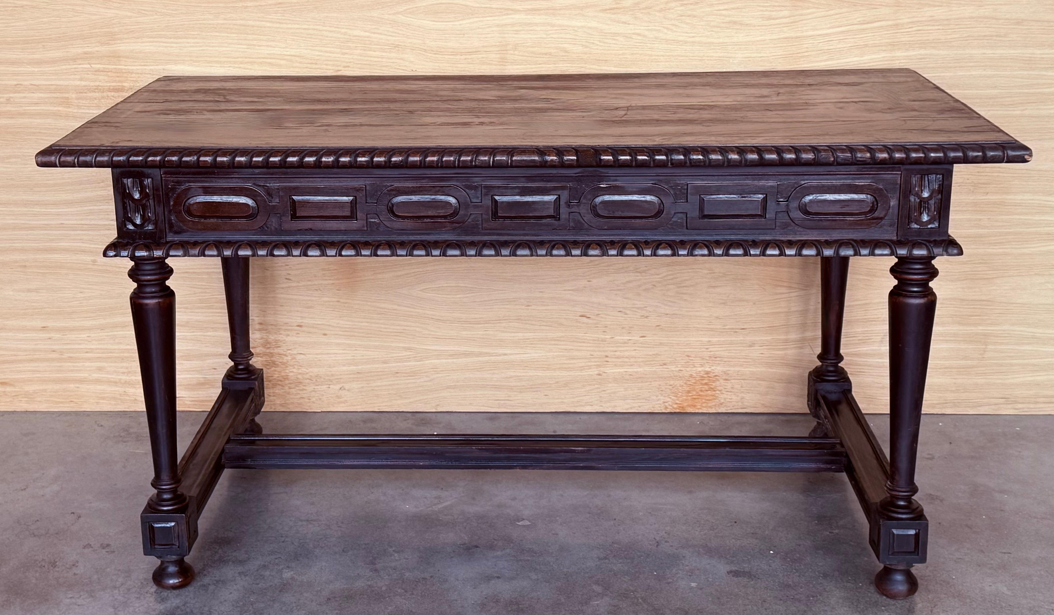 Tavolo da refettorio spagnolo del XVIII secolo, pezzo unico. Bellissima console. Impressionante tavolo da fattoria con quattro lati intagliati.

Completamente restaurato.

Altezza dal pavimento al fondo: 55,5 cm

