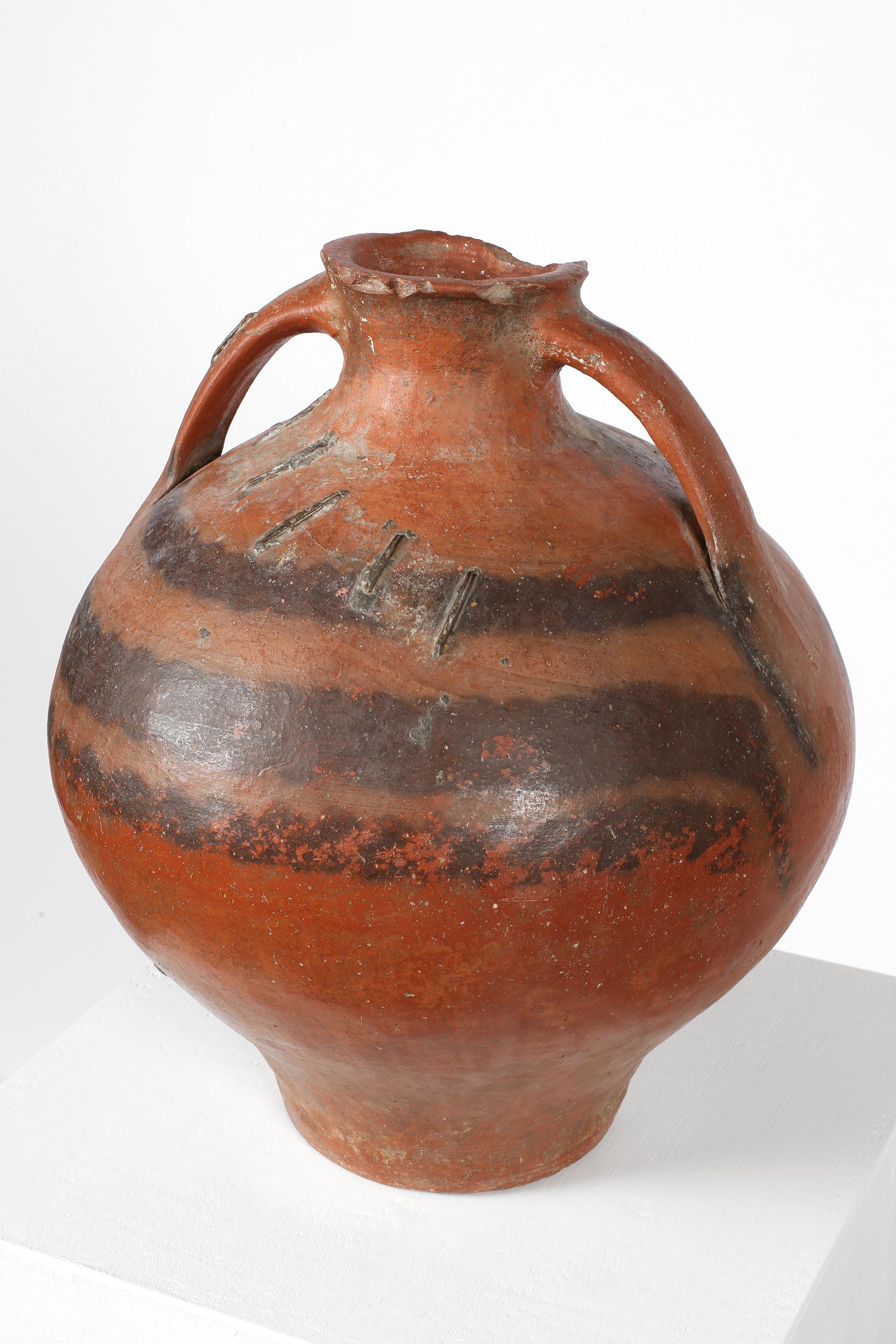 Vaso in terracotta della fine del XVIII/inizio del XIX secolo con bande decorative a contrasto e riparazioni in ferro a fiocco. Originaria della regione di Aragona, la colorazione e la decorazione sono tipiche della città di Calanda. Spagnolo, 1800