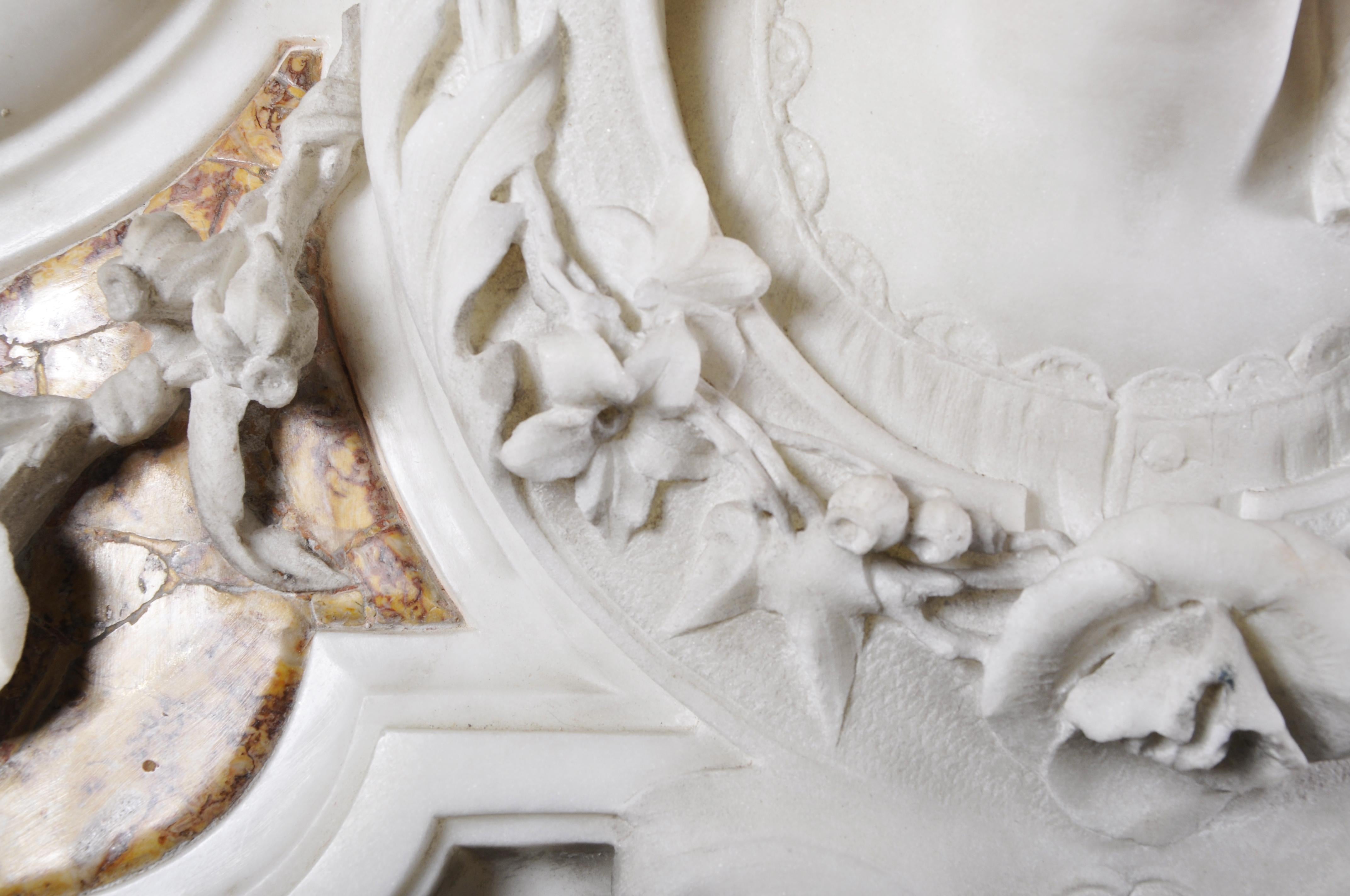 Marble Late 18th century Statuary and Brocatelle marble fireplace with putti For Sale