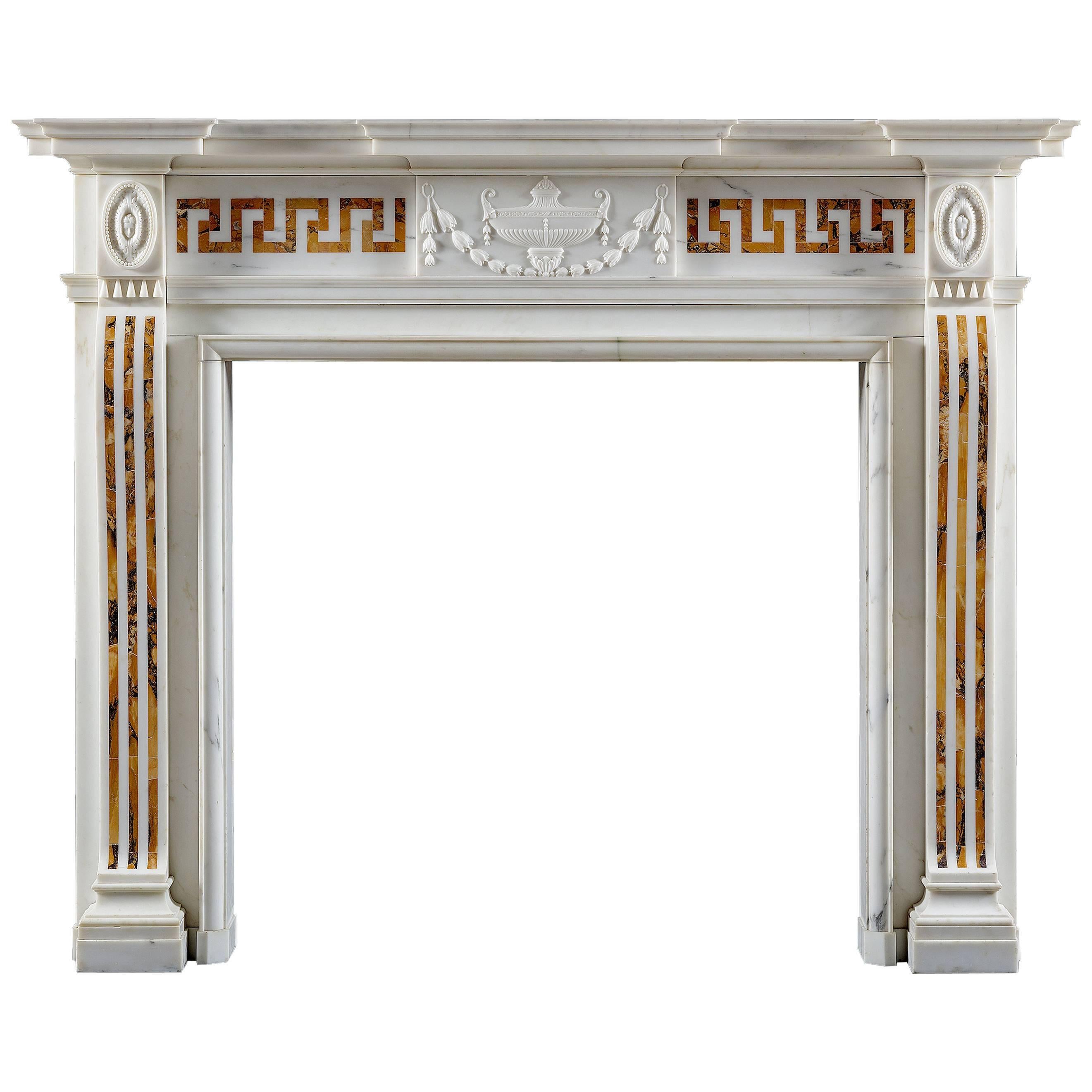 Statuario della fine del XVIII secolo e caminetto di Siena di design neoclassico