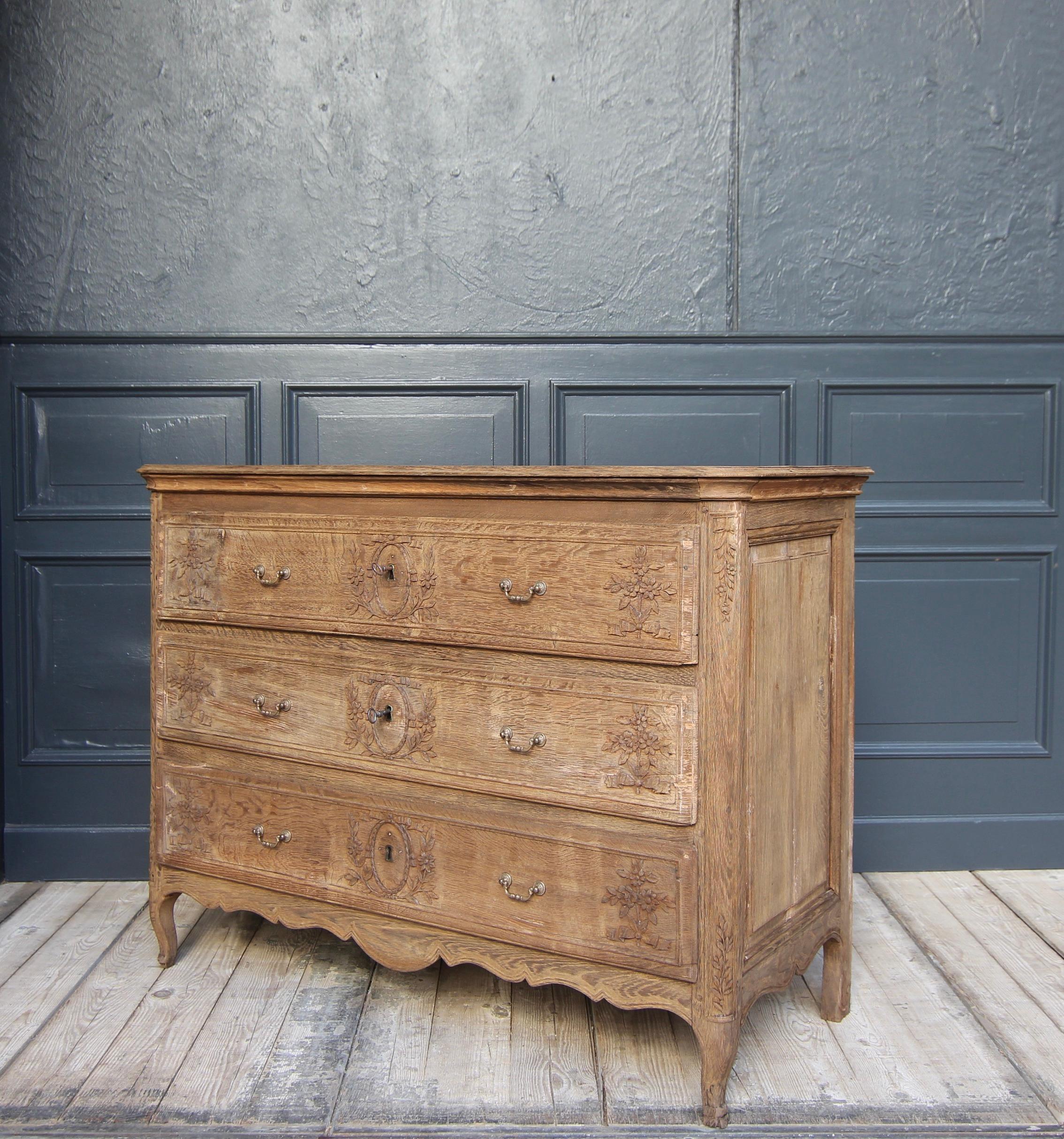 Late 18th Century Stripped Oak Louis XVI Chest of Drawers In Good Condition In Dusseldorf, DE