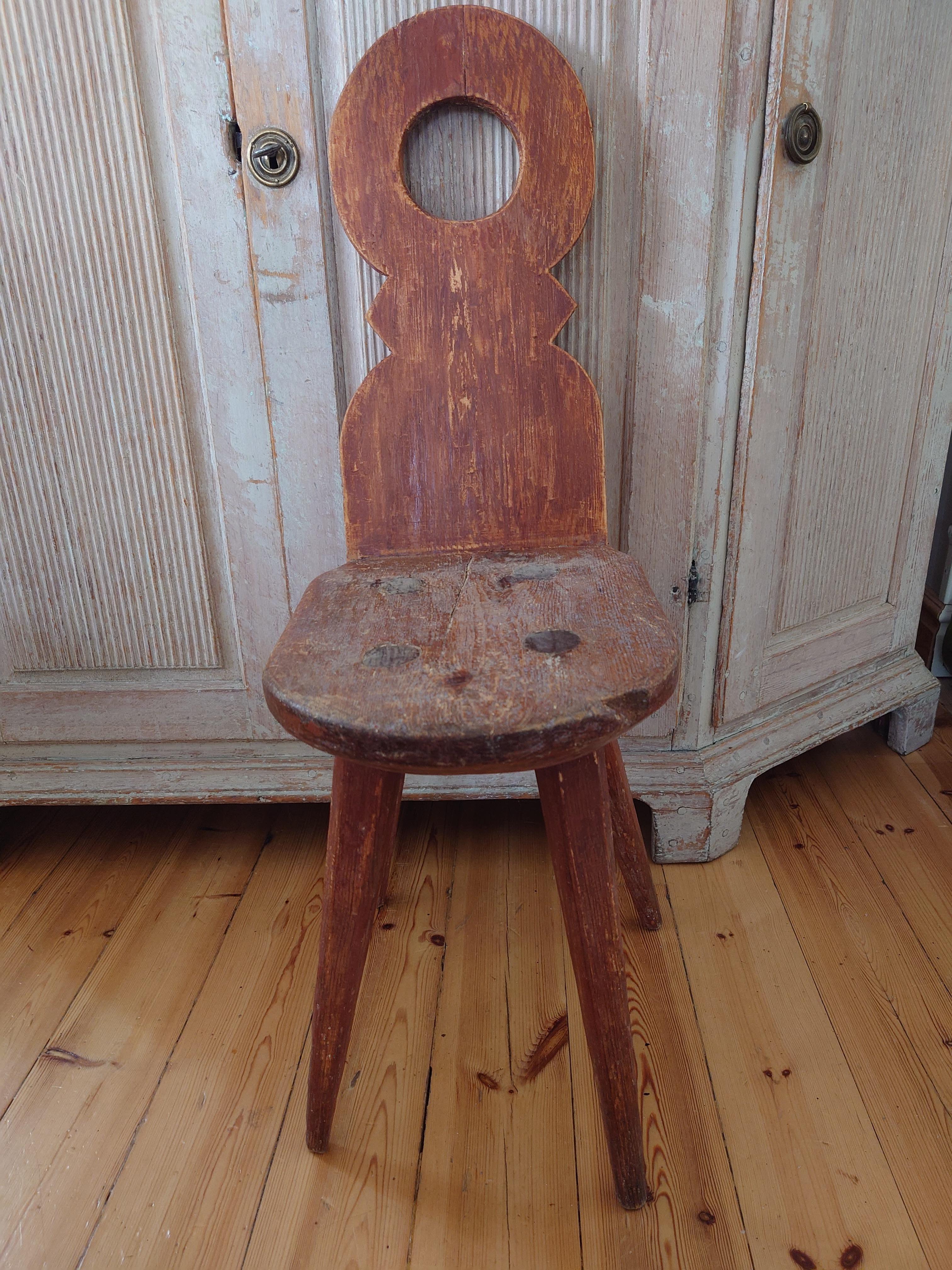 Schwedischer Landhausstil-Stuhl aus Nordschweden, Ende des 18.

Dieser charmante Stuhl ist ein echtes Stück Geschichte. Es wurde um 1850 in Nordschweden in Handarbeit hergestellt.
Der Stuhl ist ein charmantes, primitives Modell, das von Hand aus