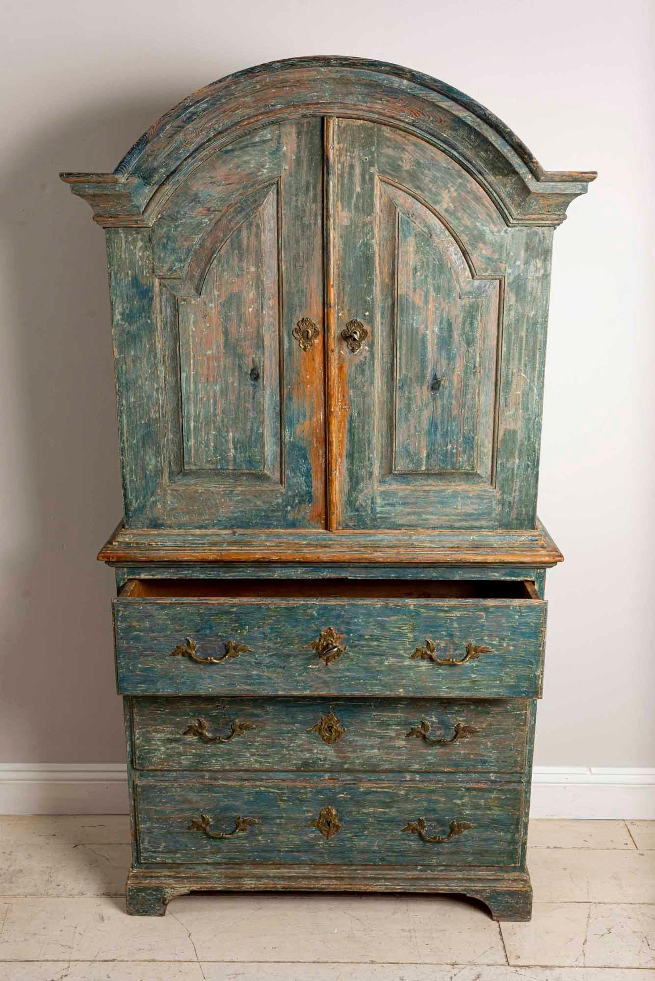 Late 18th century Swedish cupboard or armoire which features its original turquoise and orange paint.
The armoire also comes with its original working keys
This is a good size for most rooms, making it highly desirable 
The colour is absolutely