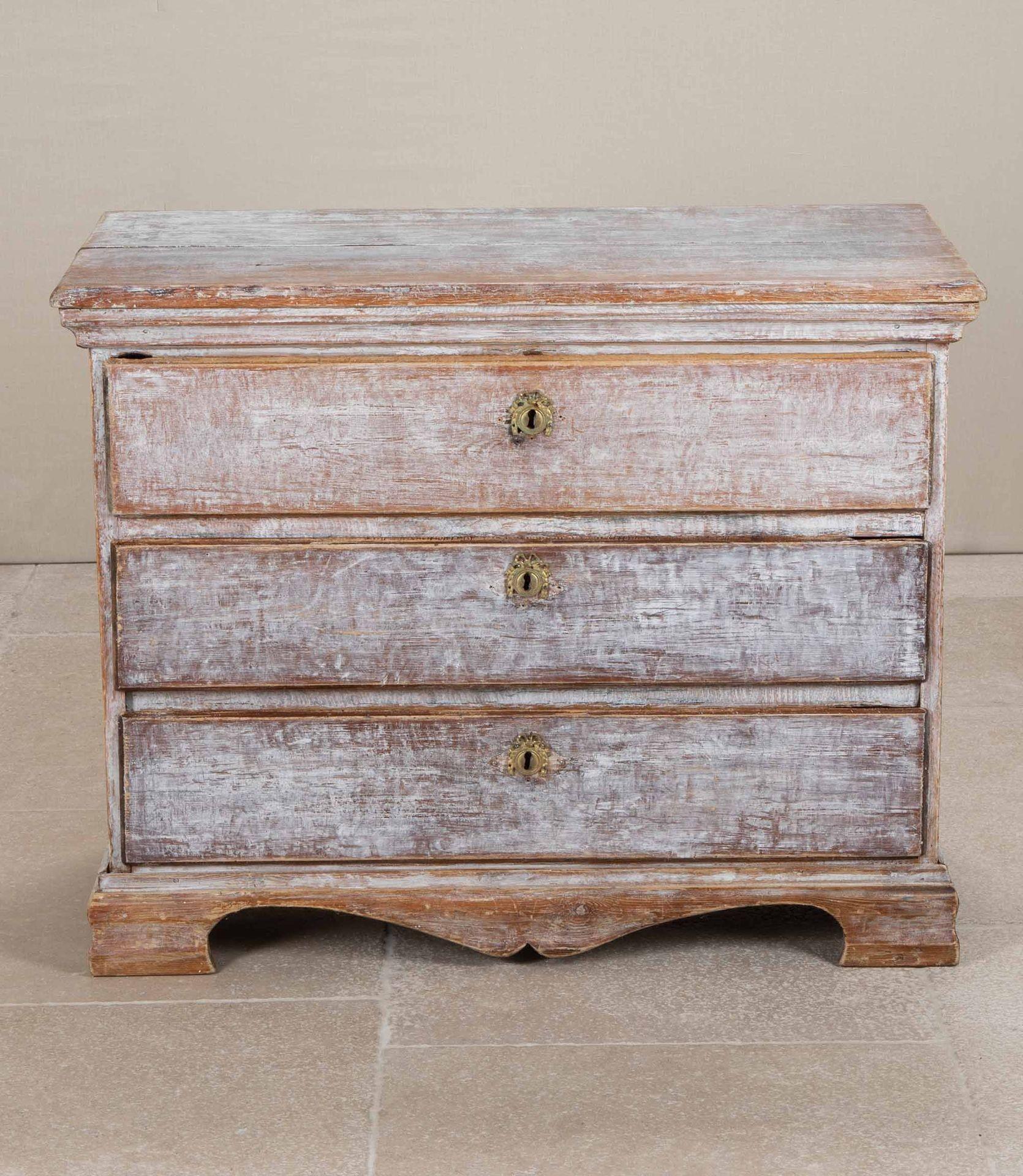 Late 18th Century Swedish Baroque commode.
With three drawers on a scalloped base. In original paint with one working key for all drawers.
Circa 1790.