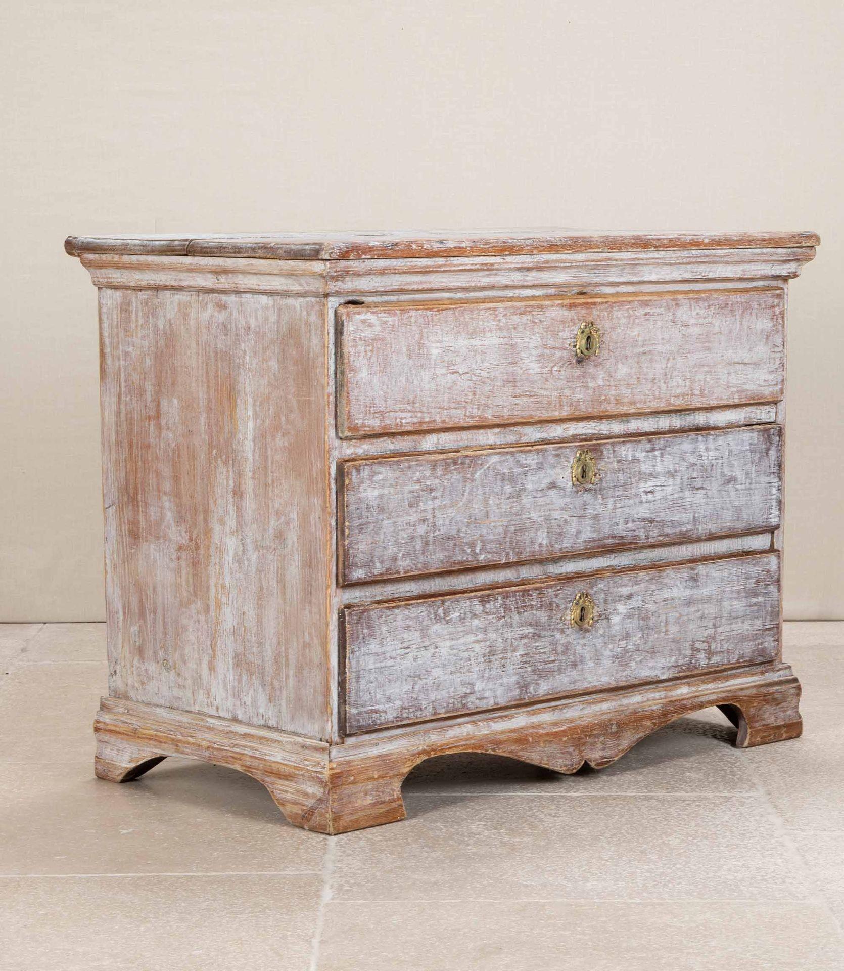 Late 18th Century Swedish Baroque Commode In Good Condition For Sale In Gloucestershire, GB