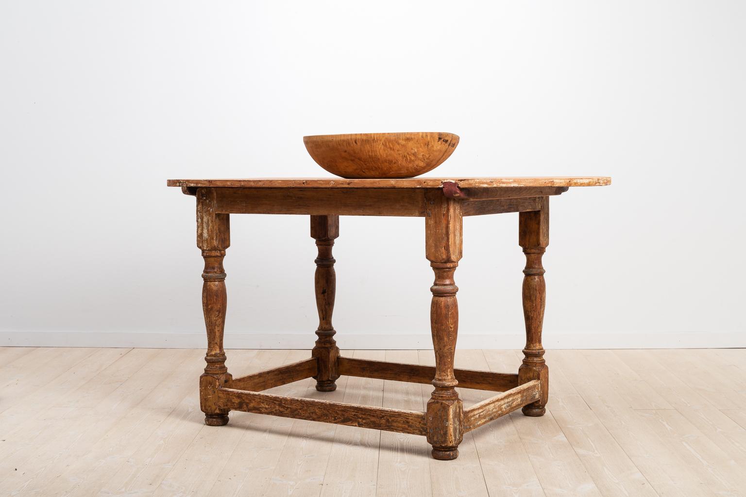 Table baroque suédoise de la fin du XVIIIe siècle en pin Bon état - En vente à Kramfors, SE
