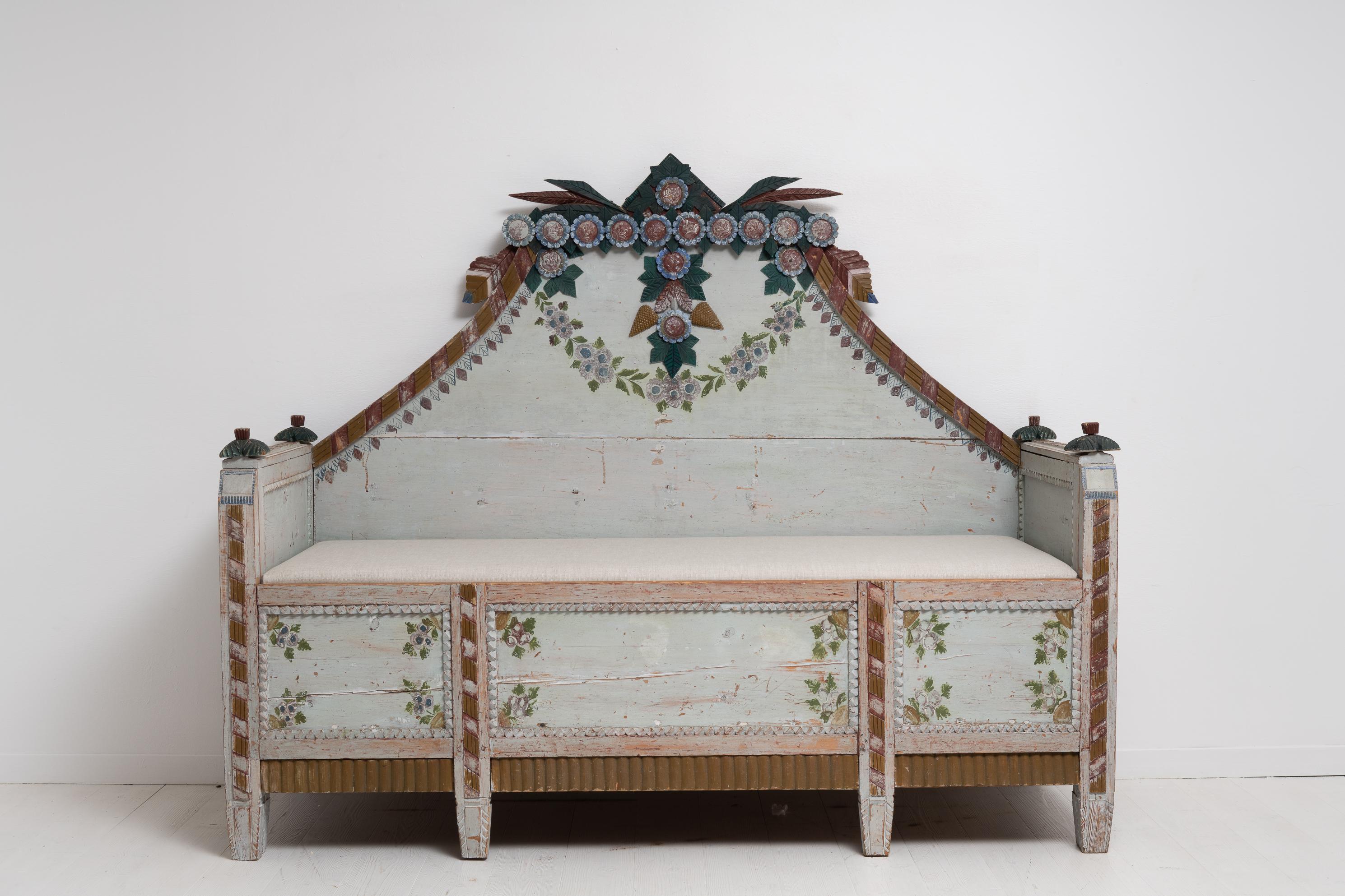 Banc ou sofa bleu très inhabituel de la fin des années 1700. Le canapé est un meuble de maison de campagne provenant d'Ångermanland en Suède. Ce canapé est très inhabituel, très probablement unique en son genre. Il trouve son origine dans la