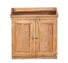 Buffet svedese della fine del XVIII secolo con frontale scanalato