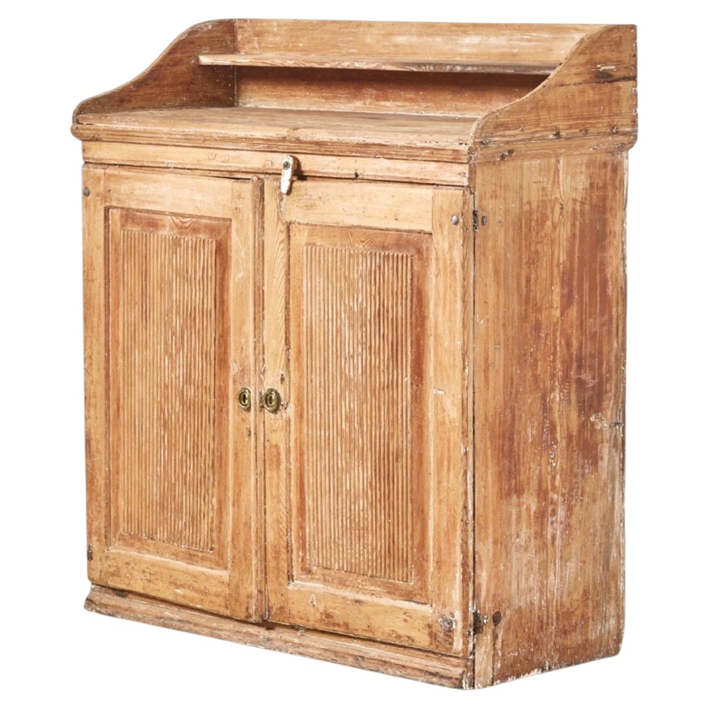 Late 18th century Swedish buffet with reeded front For Sale