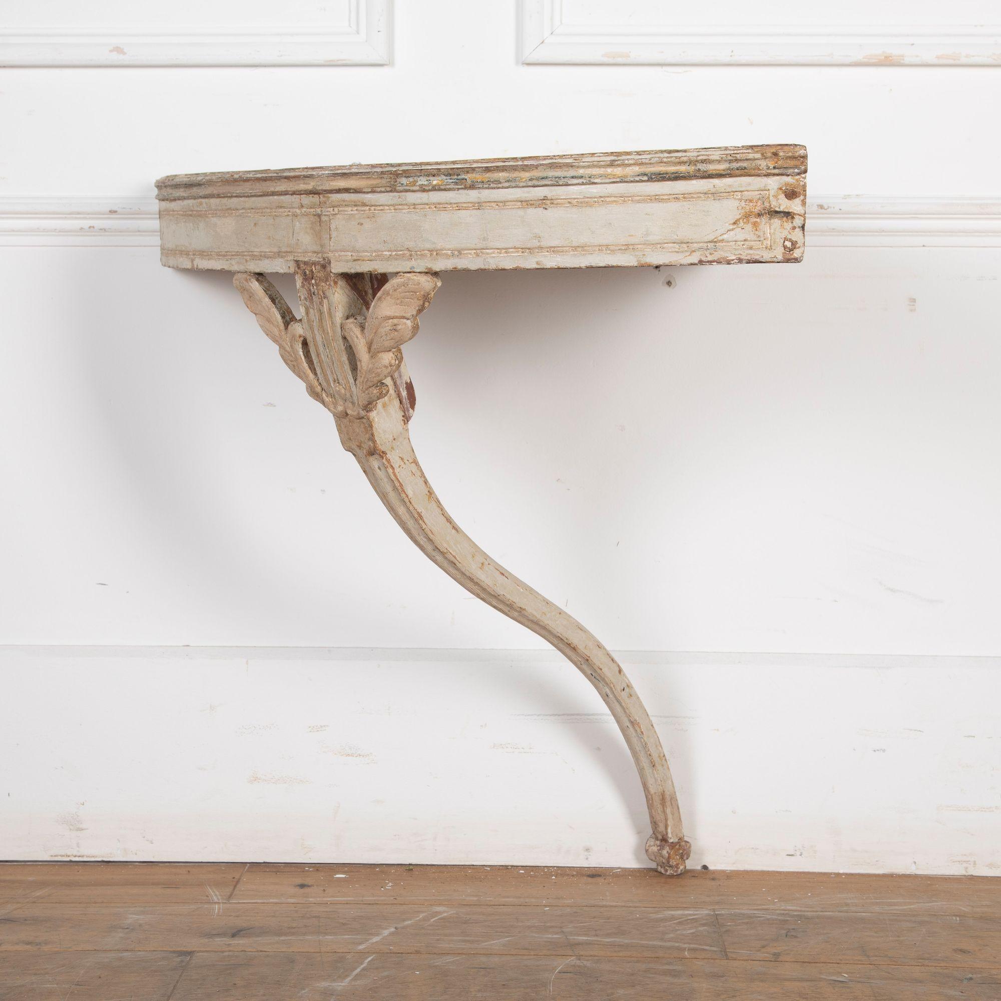 Table d'angle de transition gustavienne du XVIIIe siècle.
Magnifiquement sculpté et gratté à sec jusqu'à la peinture d'origine avec son ancien renfort à l'arrière de la jambe.
Circa 1780.