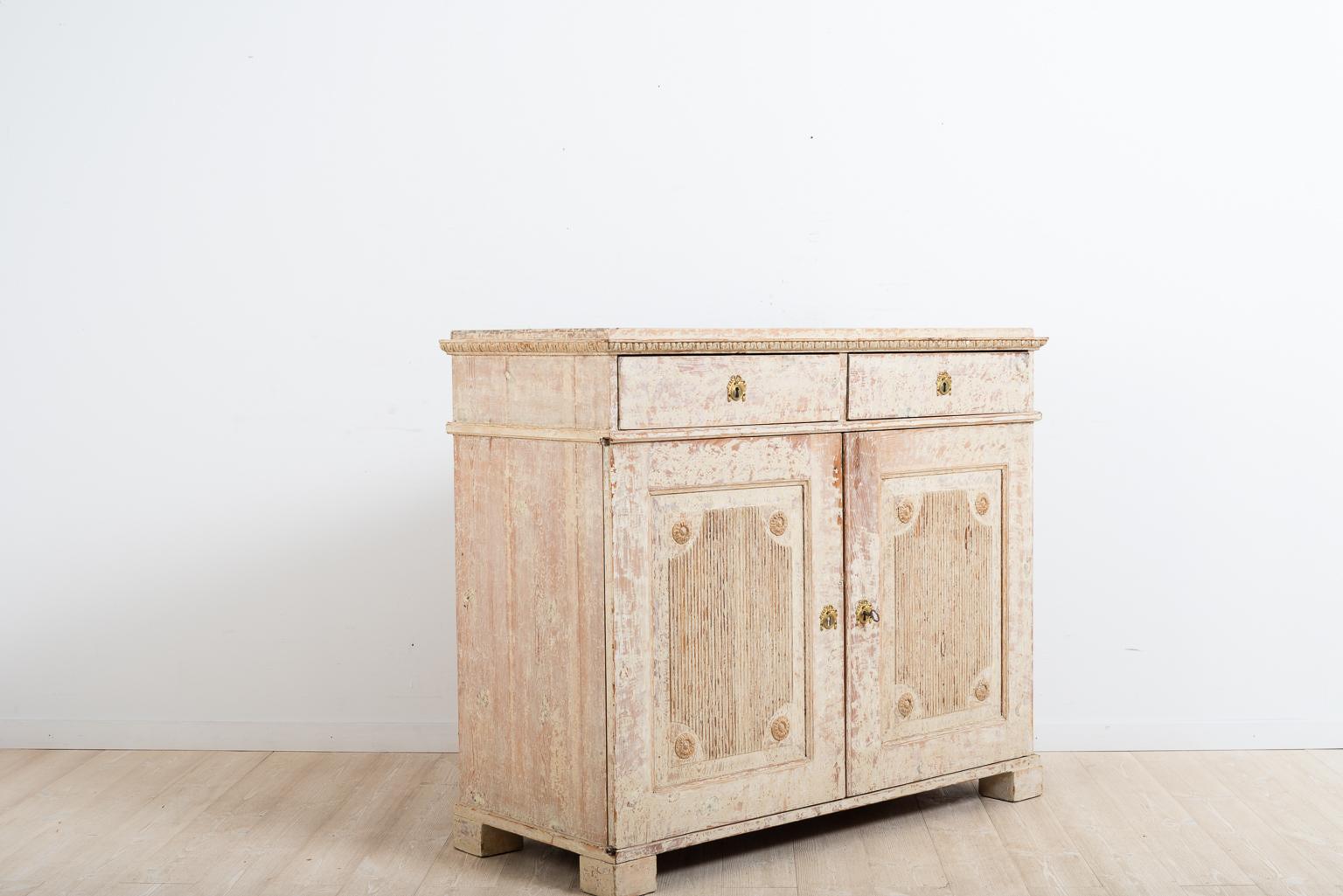 Late 18th Century Swedish Double Doored Gustavian Sideboard In Good Condition In Kramfors, SE