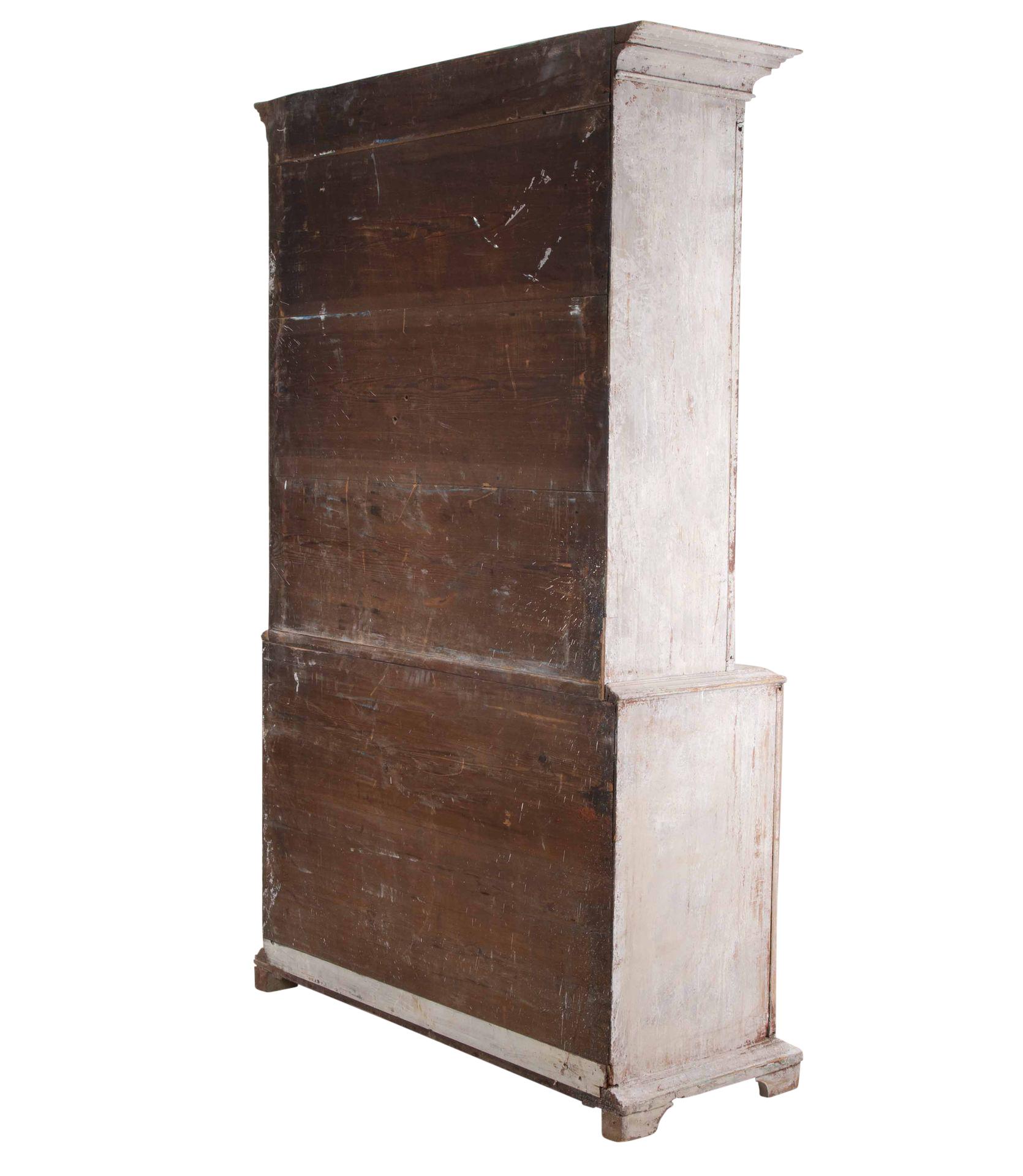Gustavien Cabinet gustavien suédois de la fin du XVIIIe siècle avec façade à cannelures en vente
