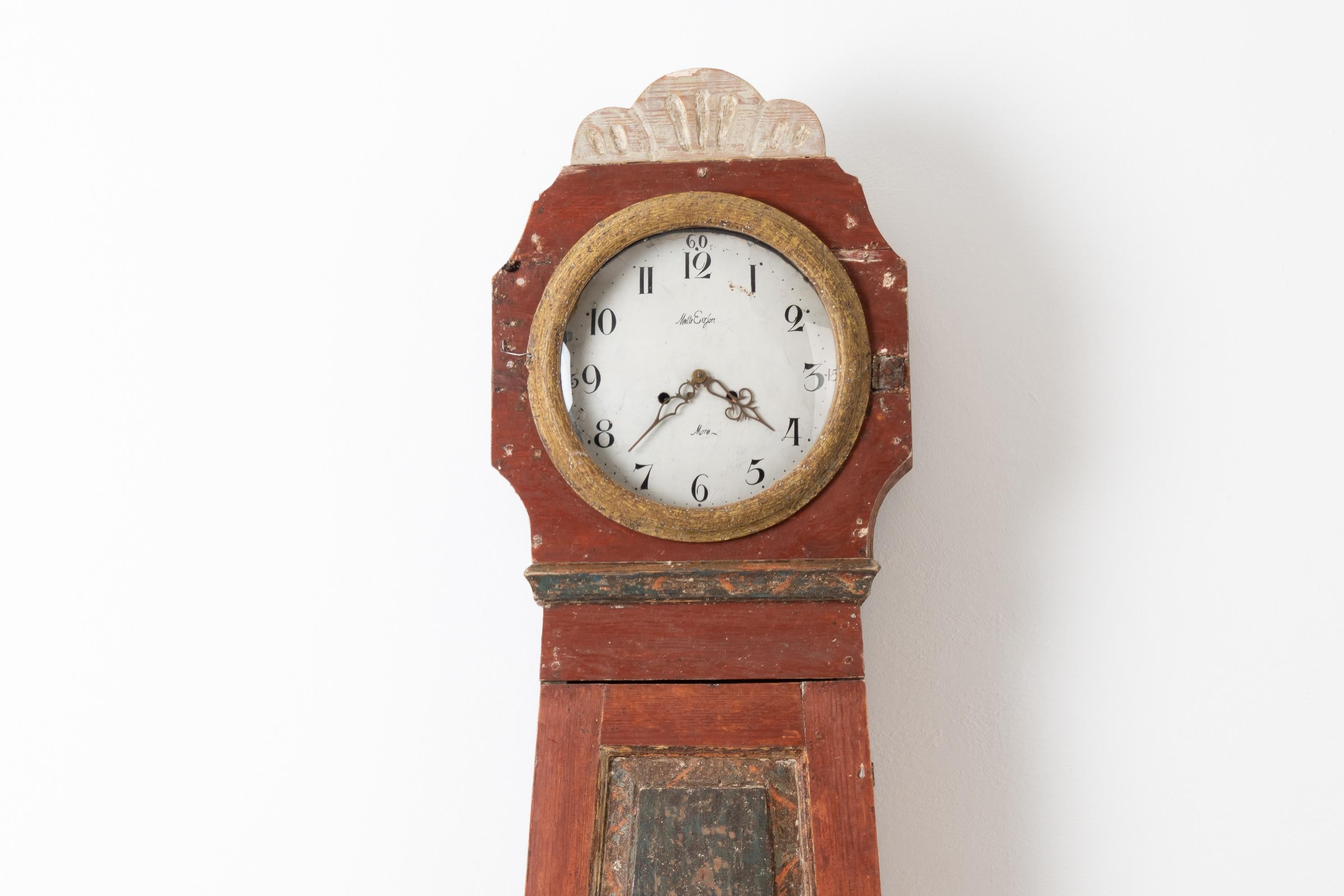 Gustavian mora clock from the late 18th century. The clock is made in Northern Sweden, circa 1790-1800. It has a straight shape as is typical of the Gustavian period with original wear and distress. Made in pine. The clock comes with the original