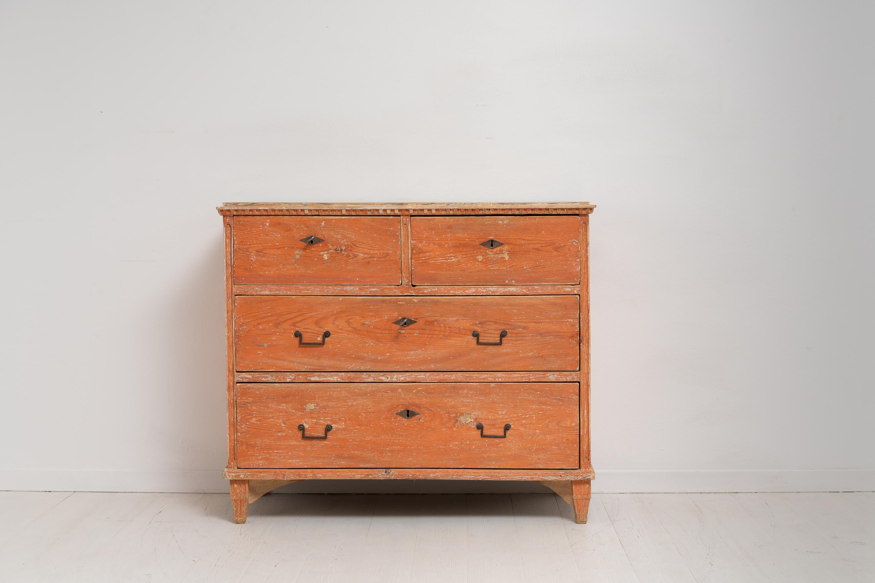 Unusual gustavian and neoclassical chest of drawers from Northern Sweden. The country home chest is from the gustavian, or as it’s also known, the neoclassical period and dates to the years between 1790 to 1800. Painted pine scraped by hand to the