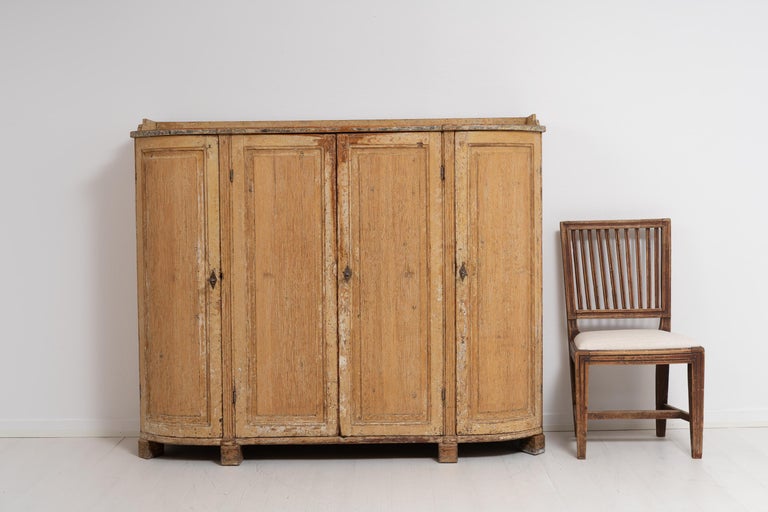 Northern Swedish exceptional Gustavian sideboard. A Classic Swedish country house furniture of high quality from the late 1700s. Made in pine with 4 doors that are meticulously decorated with a ribbed decor. Adding to the already impressive effect