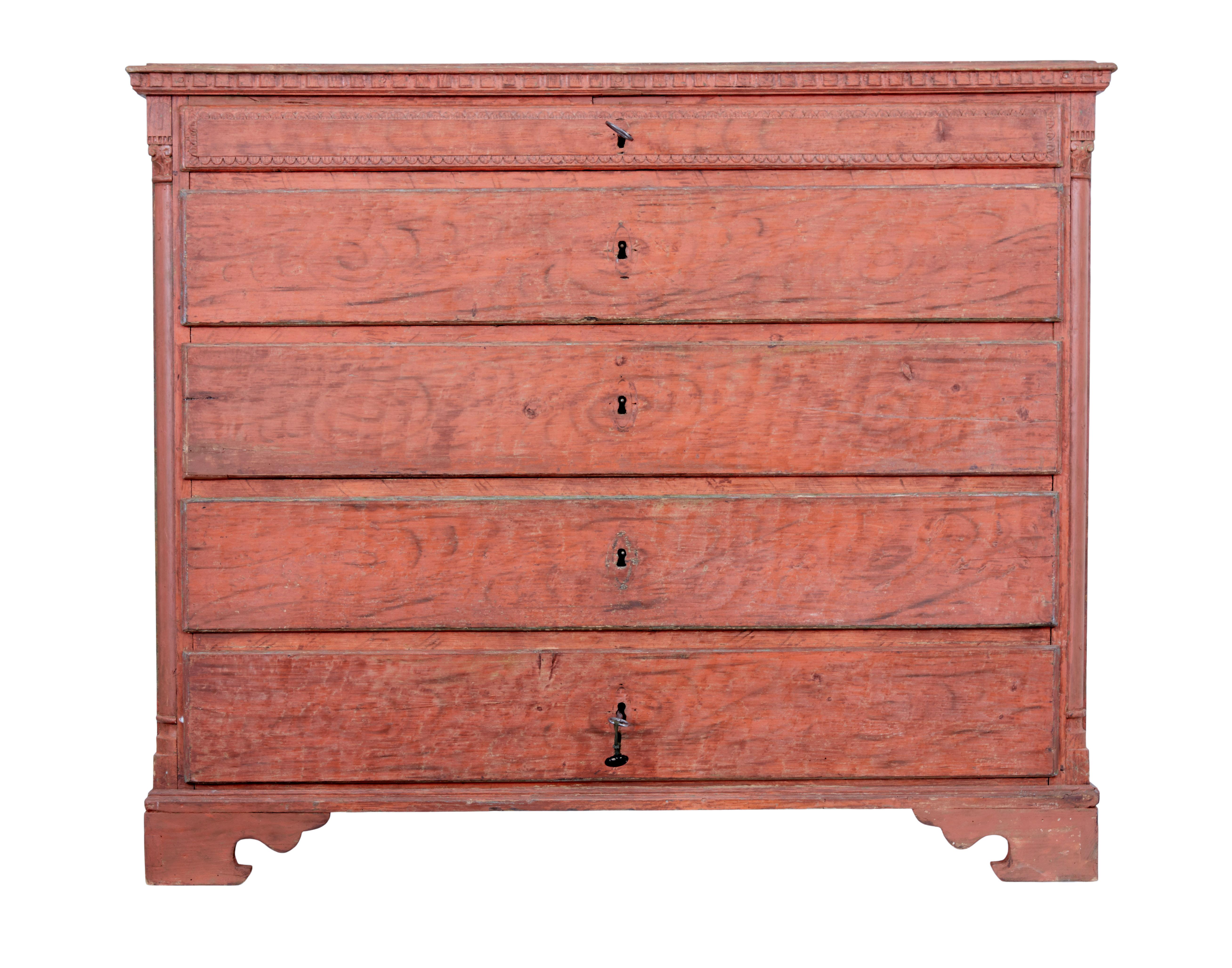 Late 18th century Swedish Gustavian painted chest of drawers, circa 1790.

Fine quality oak and pine Gustavian period commode, with scraped back paint.

5 drawer chest with a small drawer just below the top surface and 4 more of equal size. 1