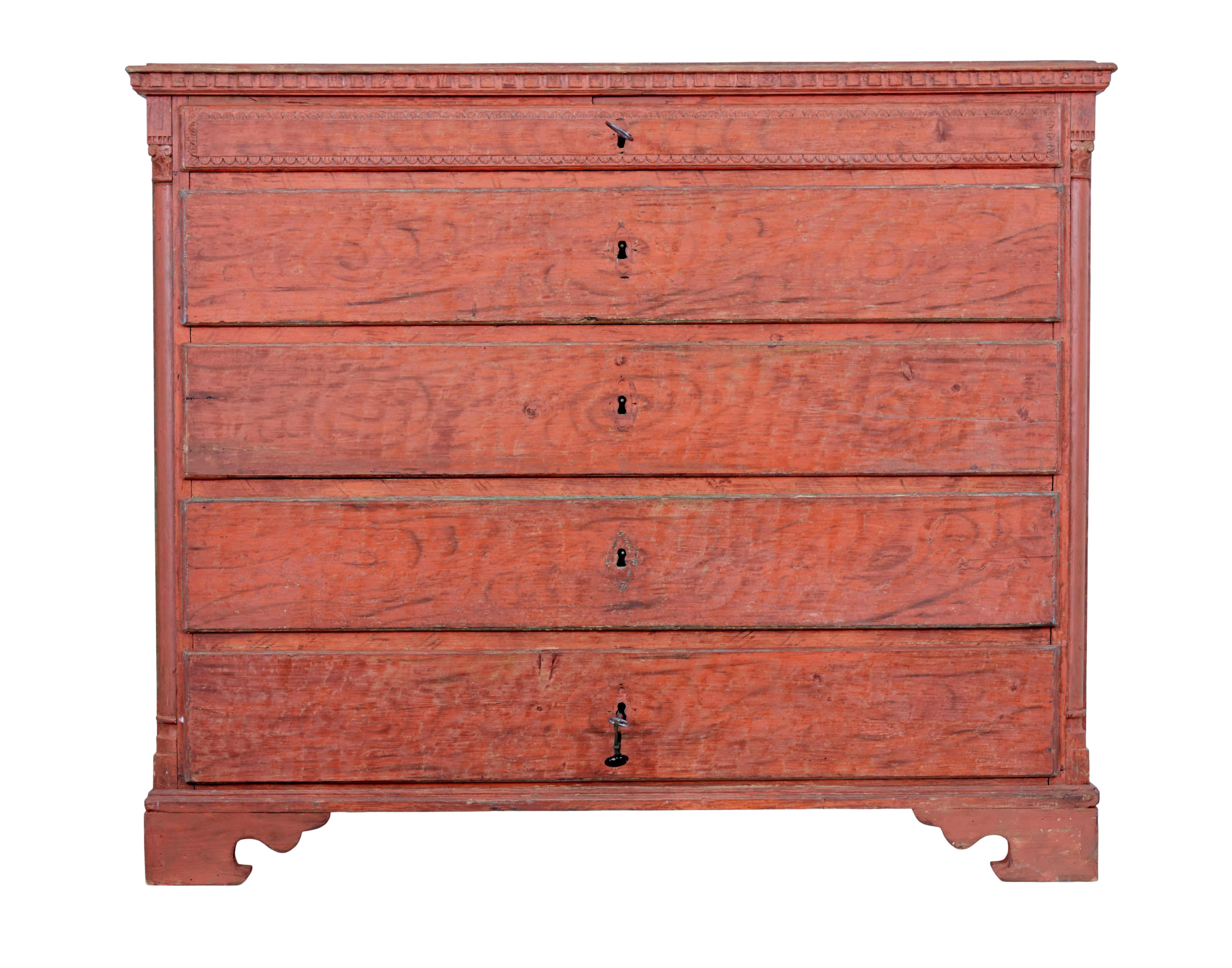 Late 18th century Swedish Gustavian painted chest of drawers, circa 1790.

Fine quality oak and pine Gustavian period commode, with scraped back paint.

5 drawer chest with a small drawer just below the top surface and 4 more of equal size.  1 key