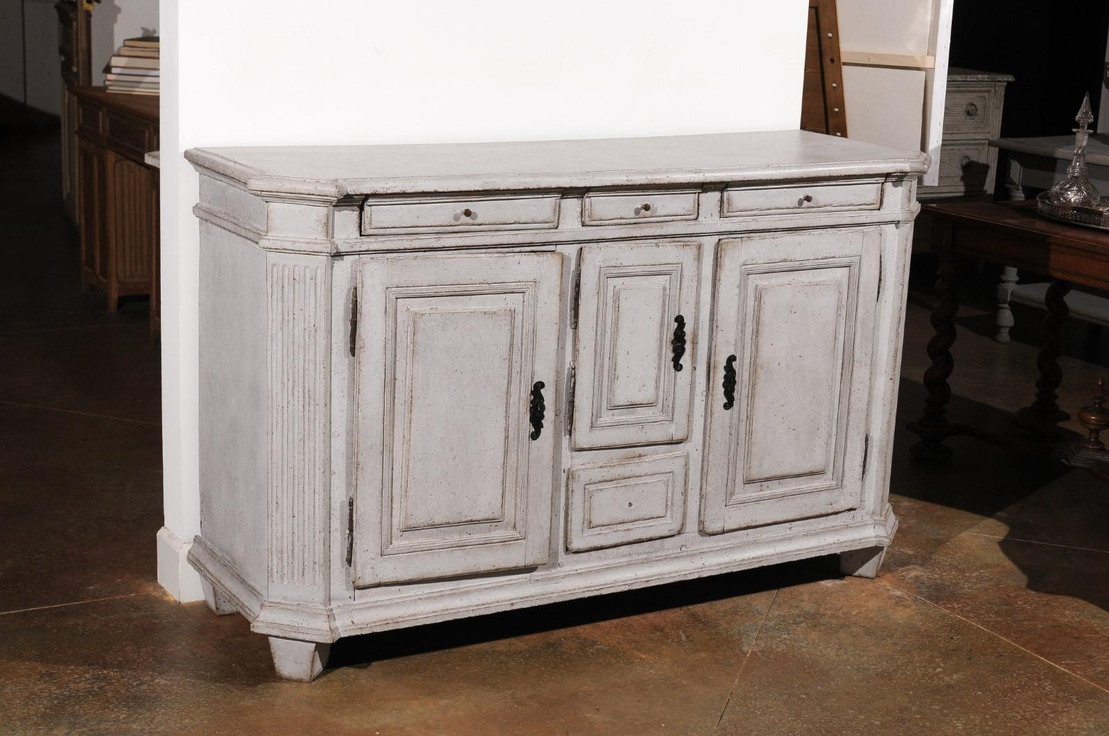 Late 18th Century Swedish Gustavian Painted Wood Sideboard with Fluted Pilasters In Good Condition For Sale In Atlanta, GA